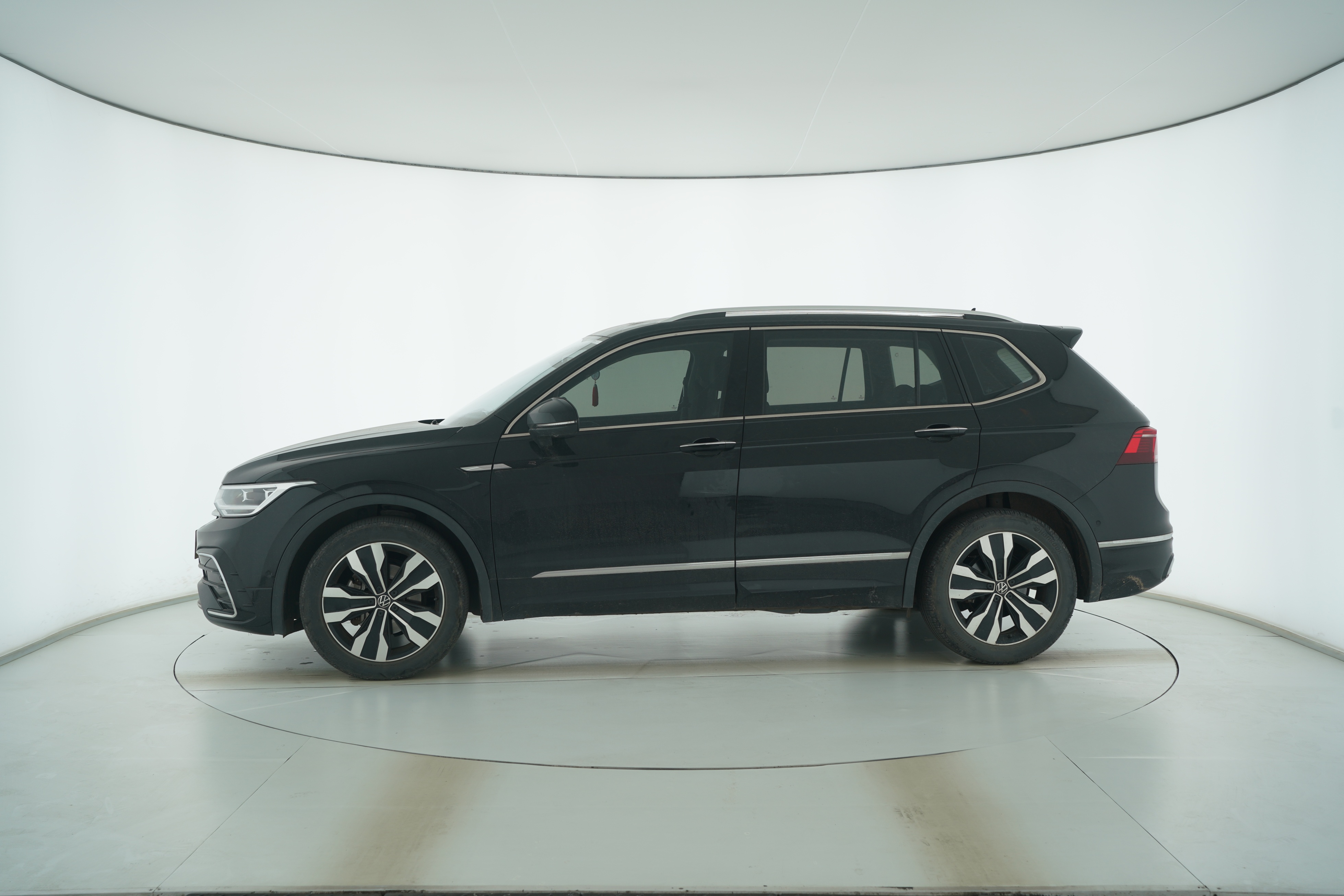 Volkswagen Tiguan L 2023 — фото 7