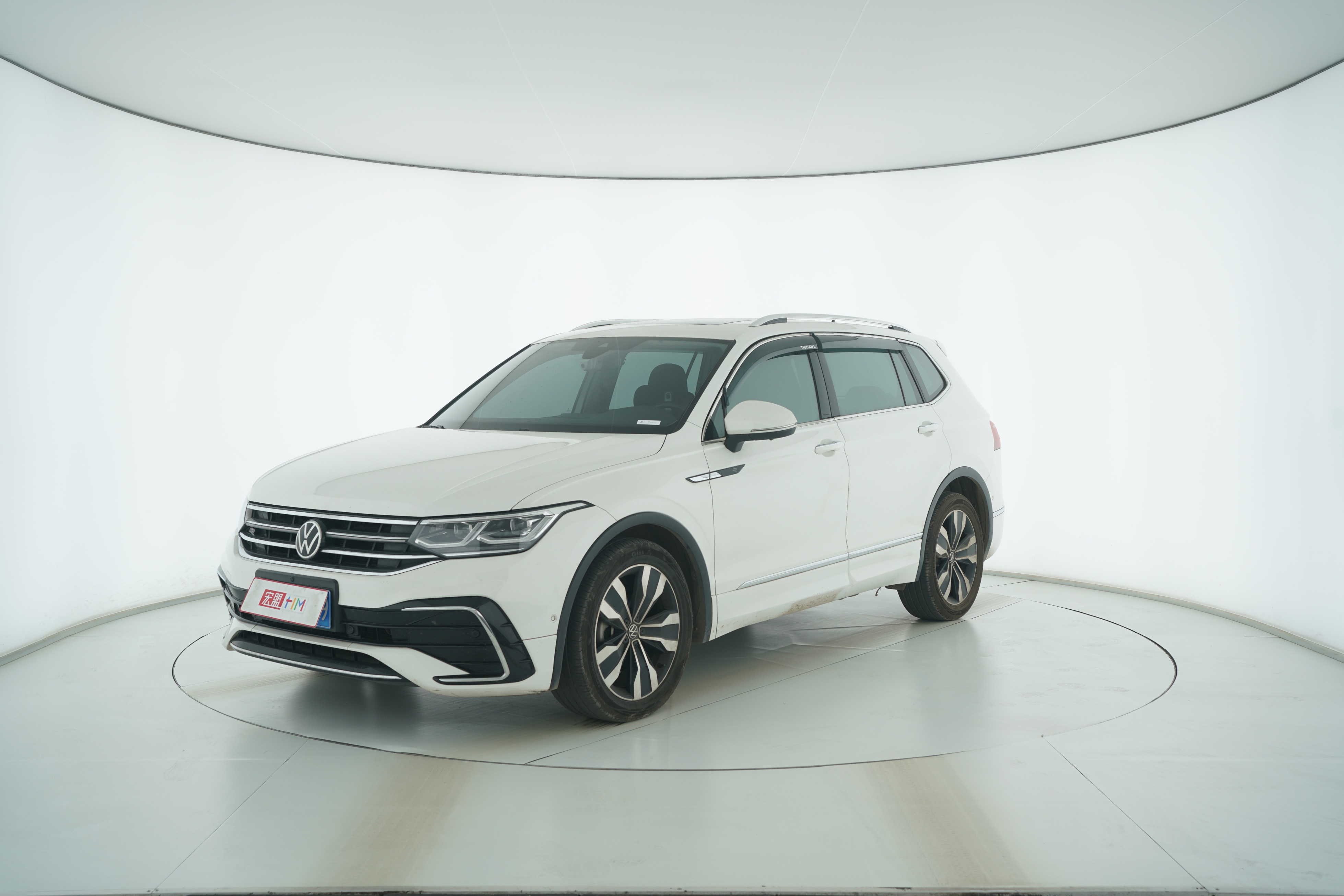 Volkswagen Tiguan L 2022 — фото 1