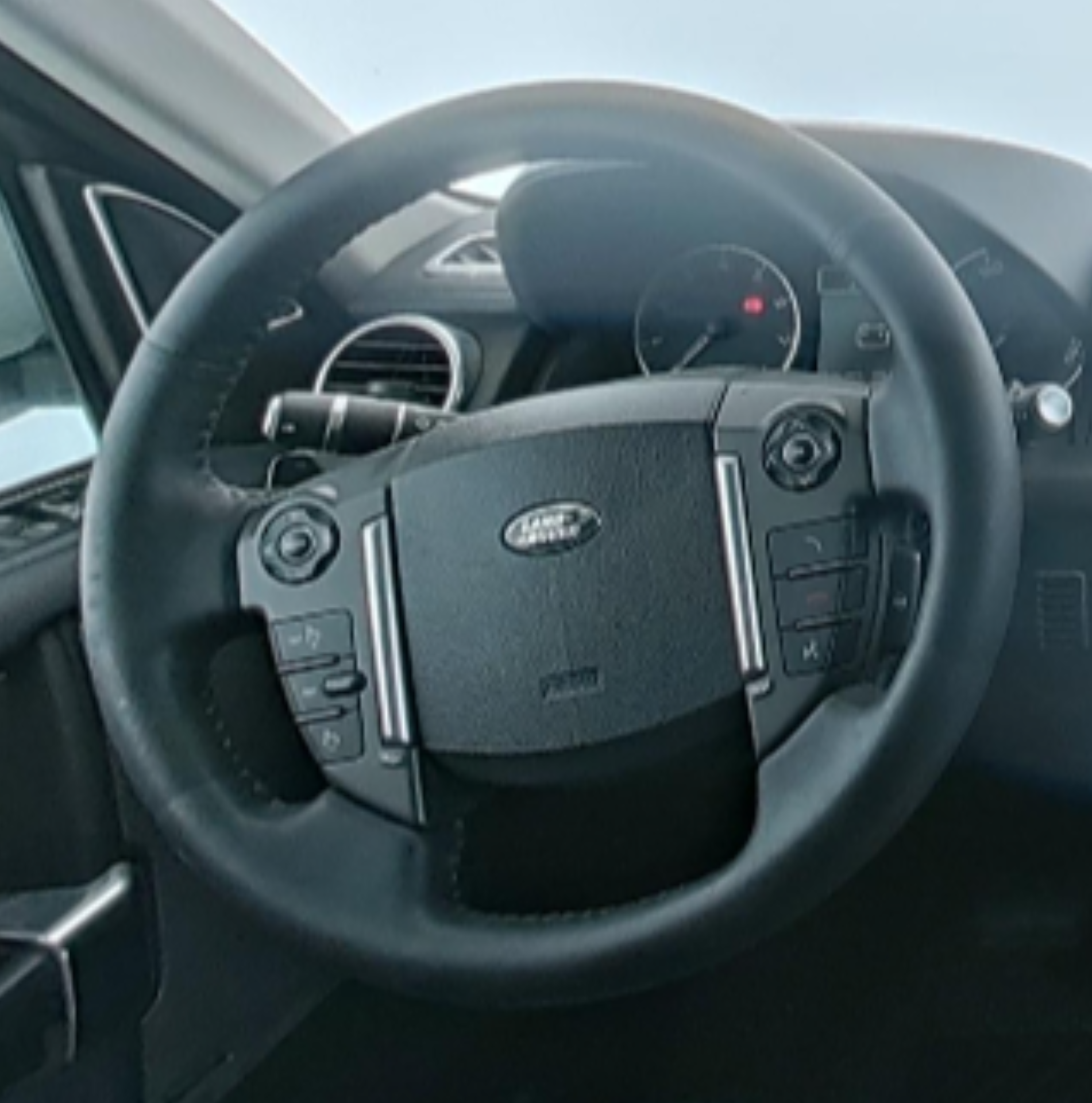 Land Rover Discovery 2015 — фото 10