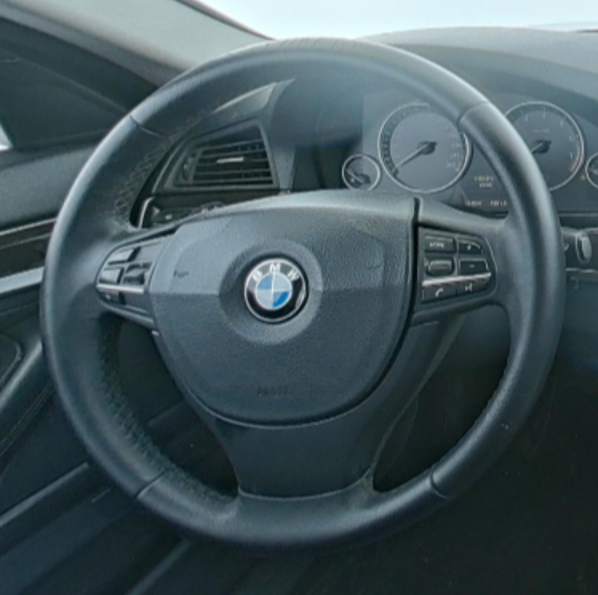 BMW 5 Series 2012 — фото 10