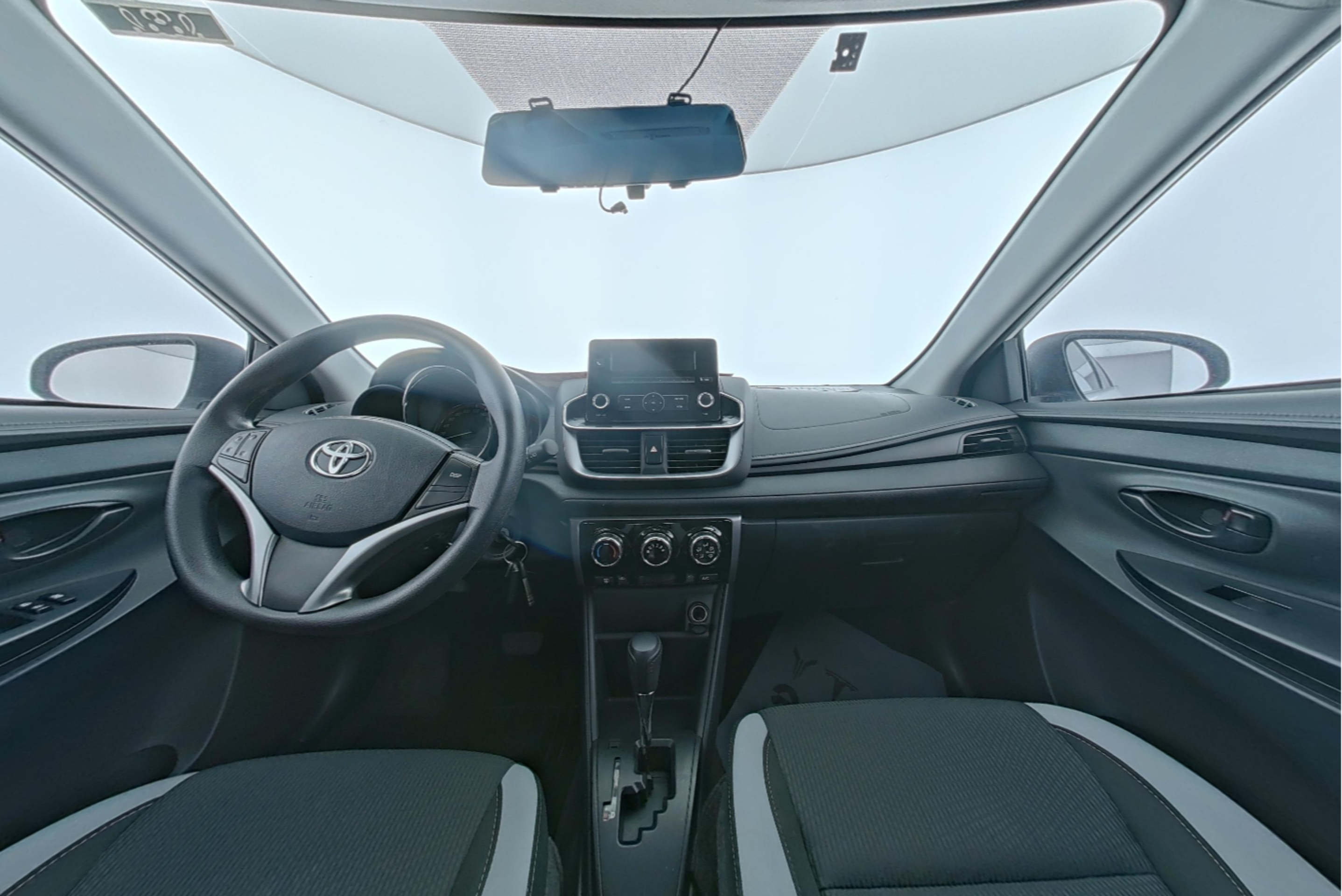 Toyota YARiS L 2022 — фото 9