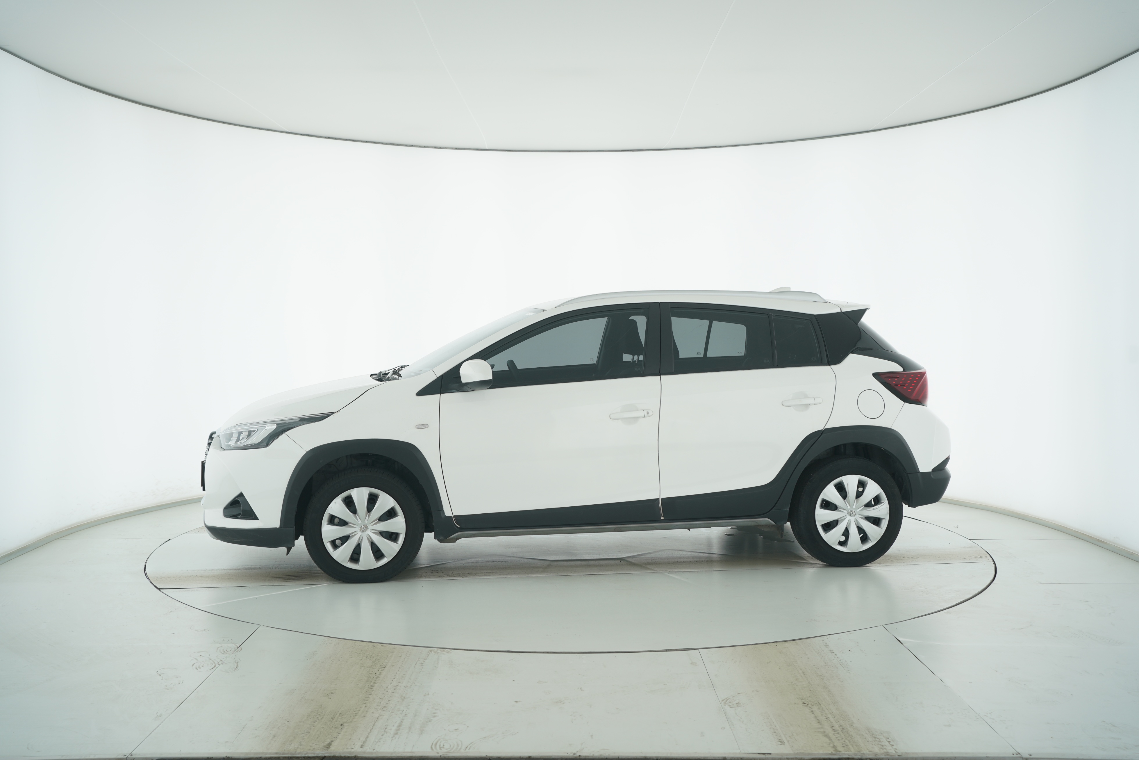 Toyota YARiS L 2022 — фото 7