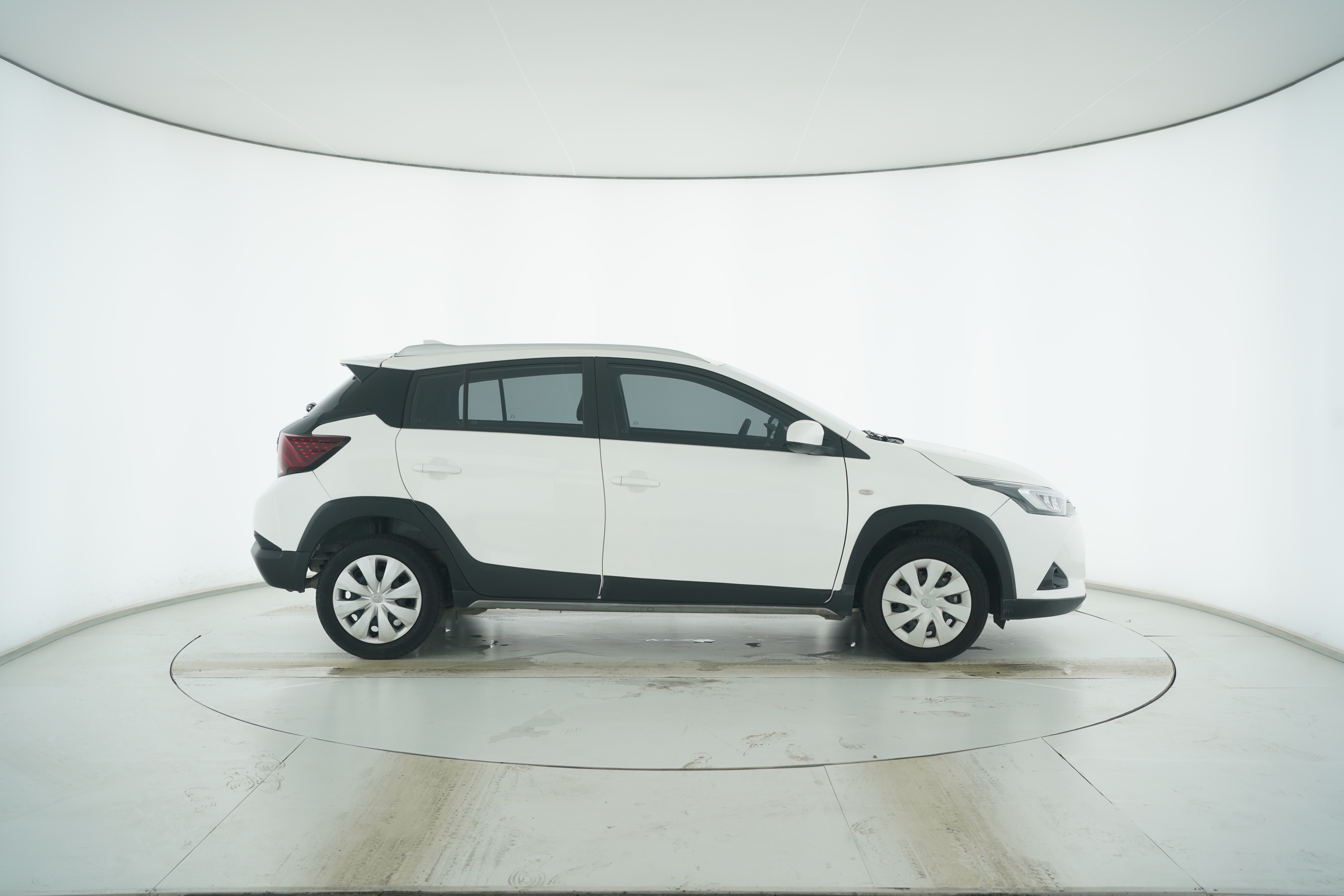 Toyota YARiS L 2022 — фото 8