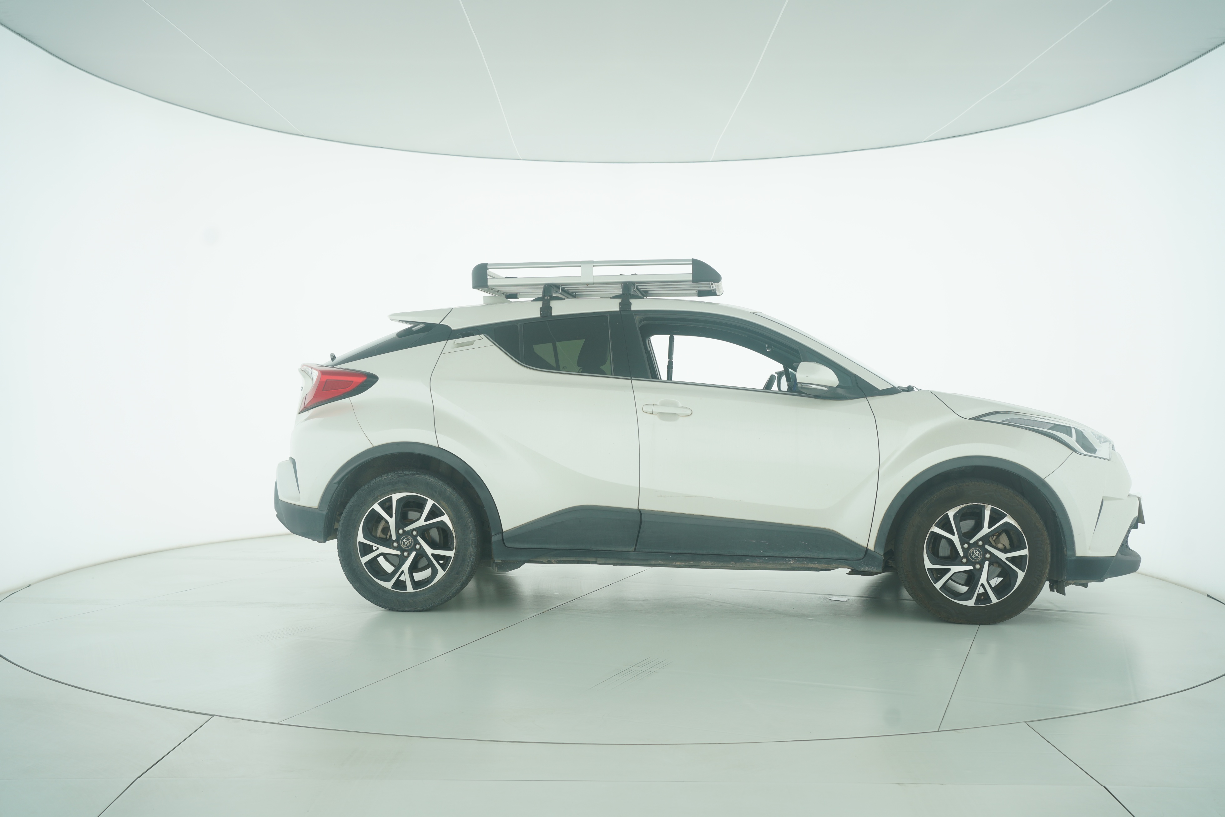 Toyota C-HR 2018 — фото 8