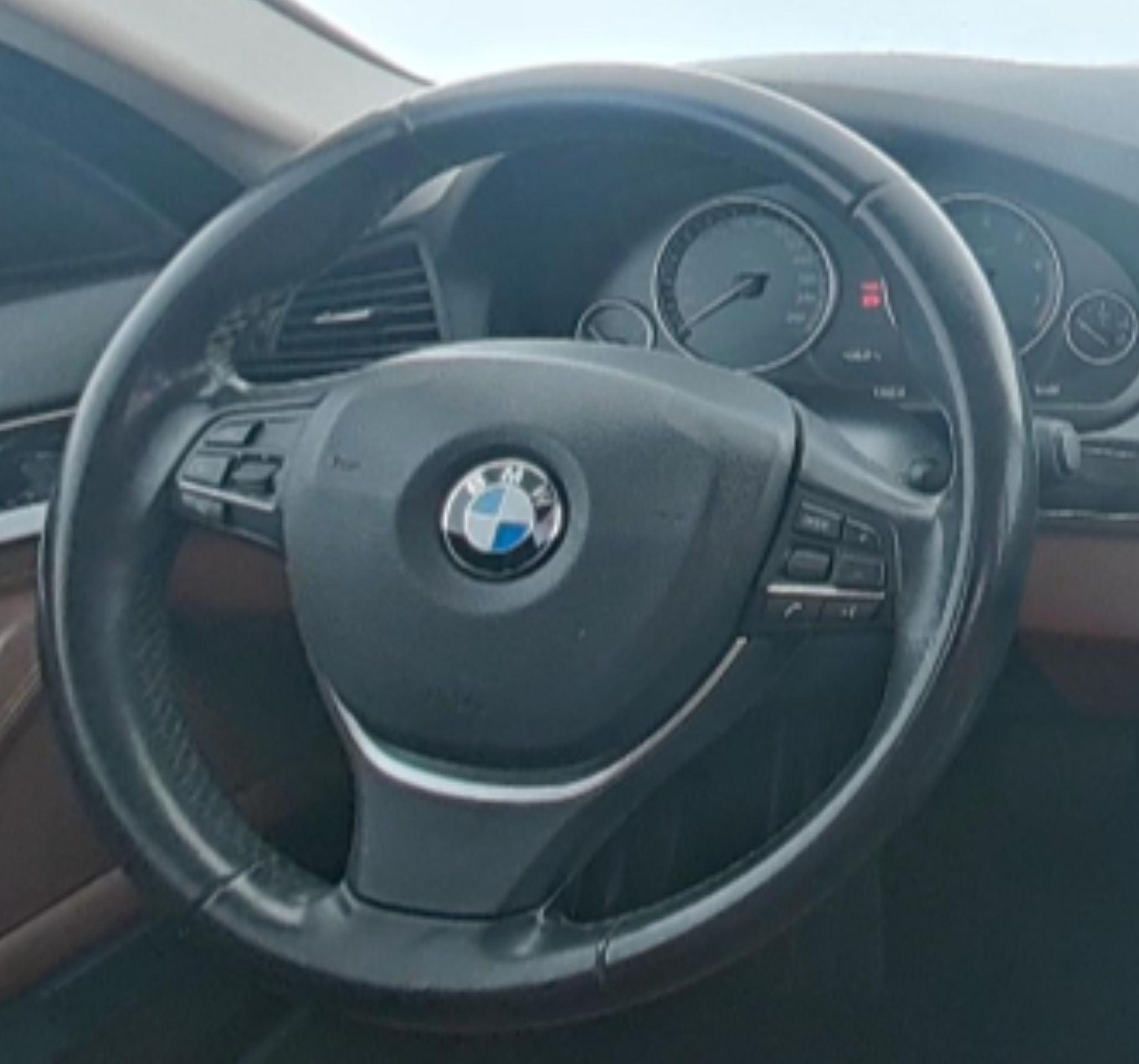 BMW 5 Series 2017 — фото 10