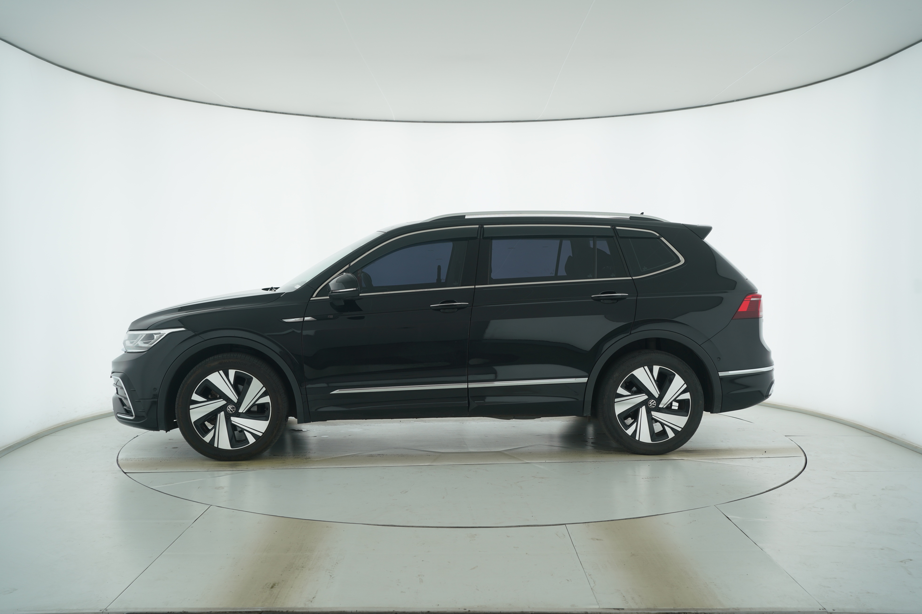 Volkswagen Tiguan L 2023 — фото 7