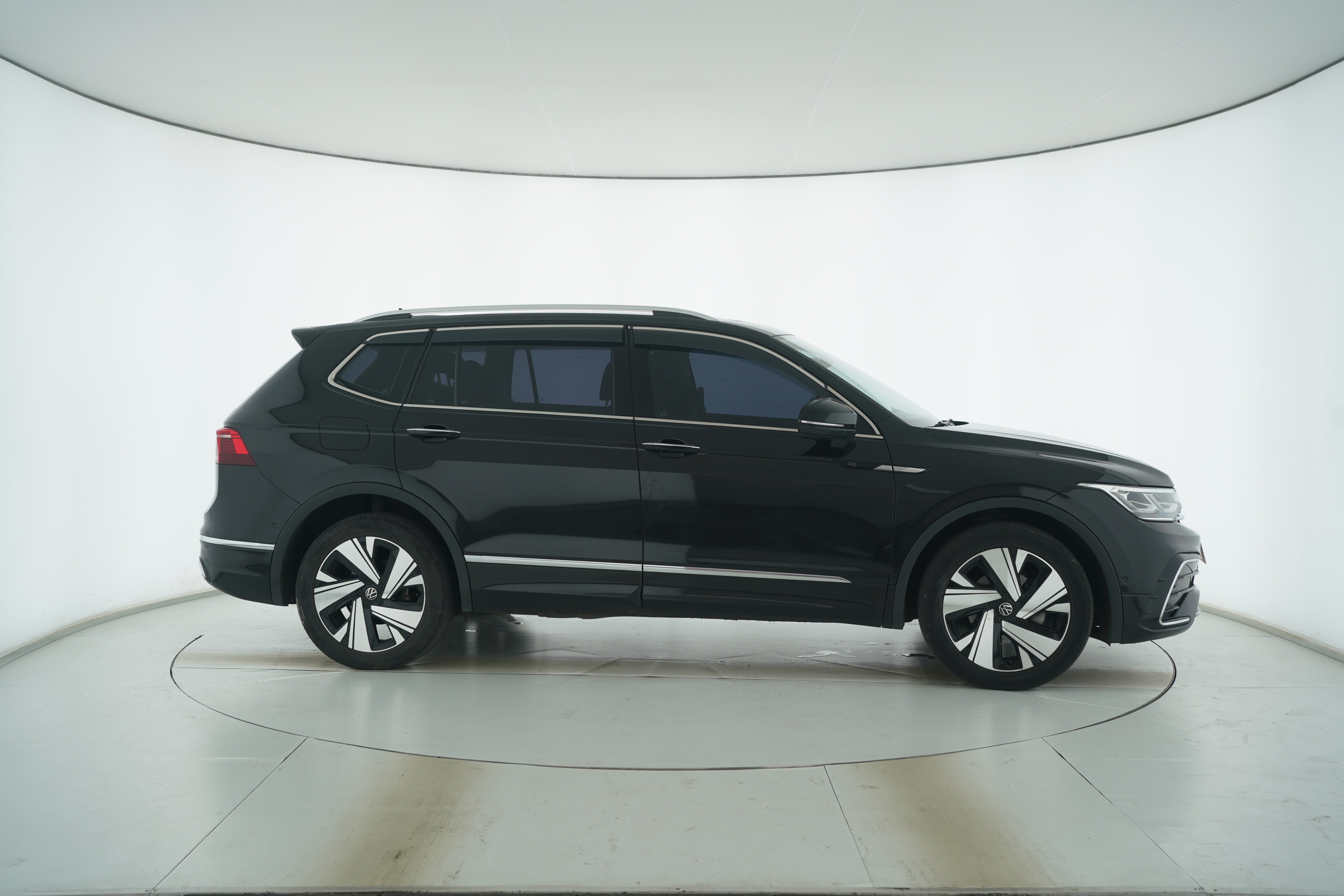 Volkswagen Tiguan L 2023 — фото 8