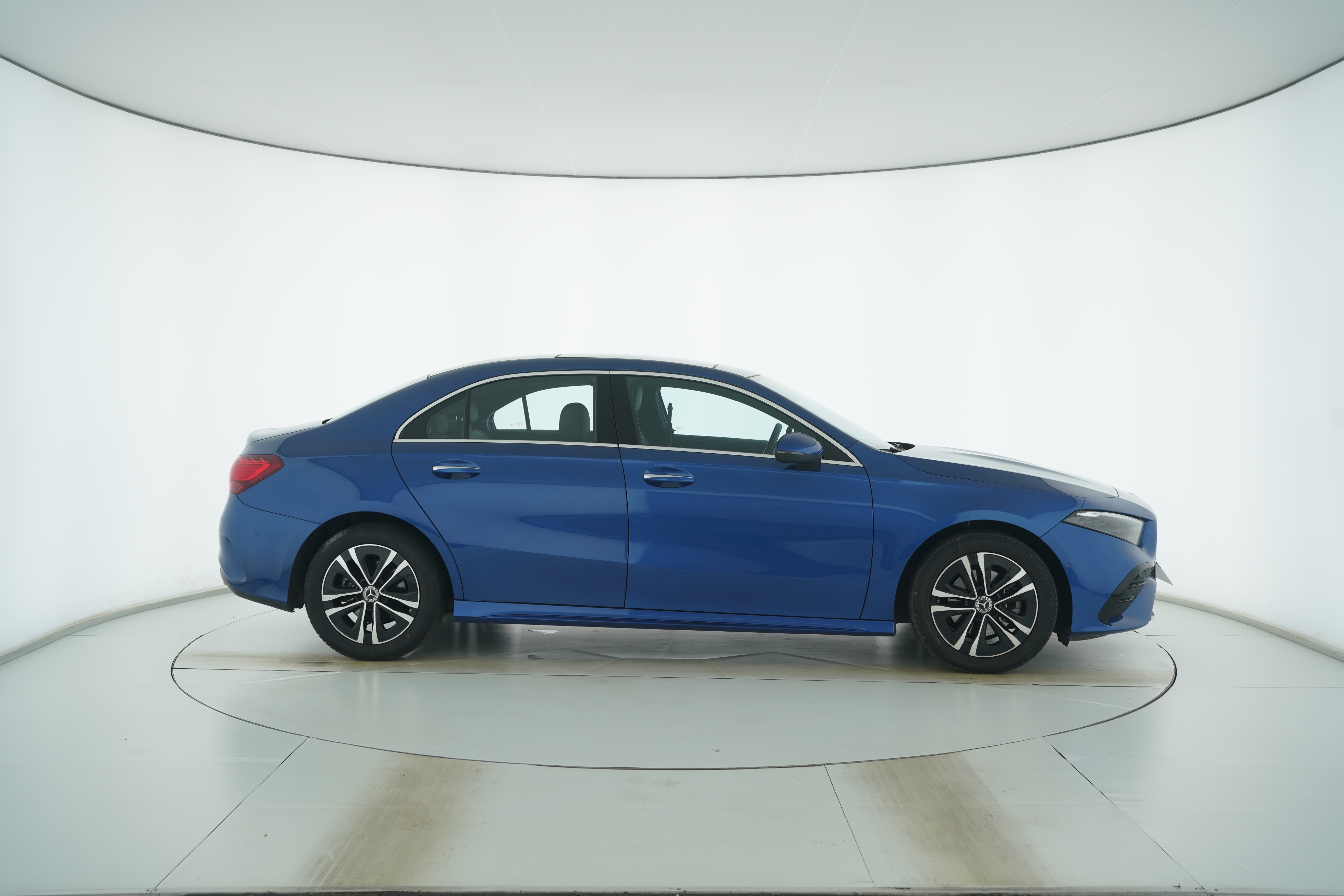 Mercedes Benz A-Class 2023 — фото 8