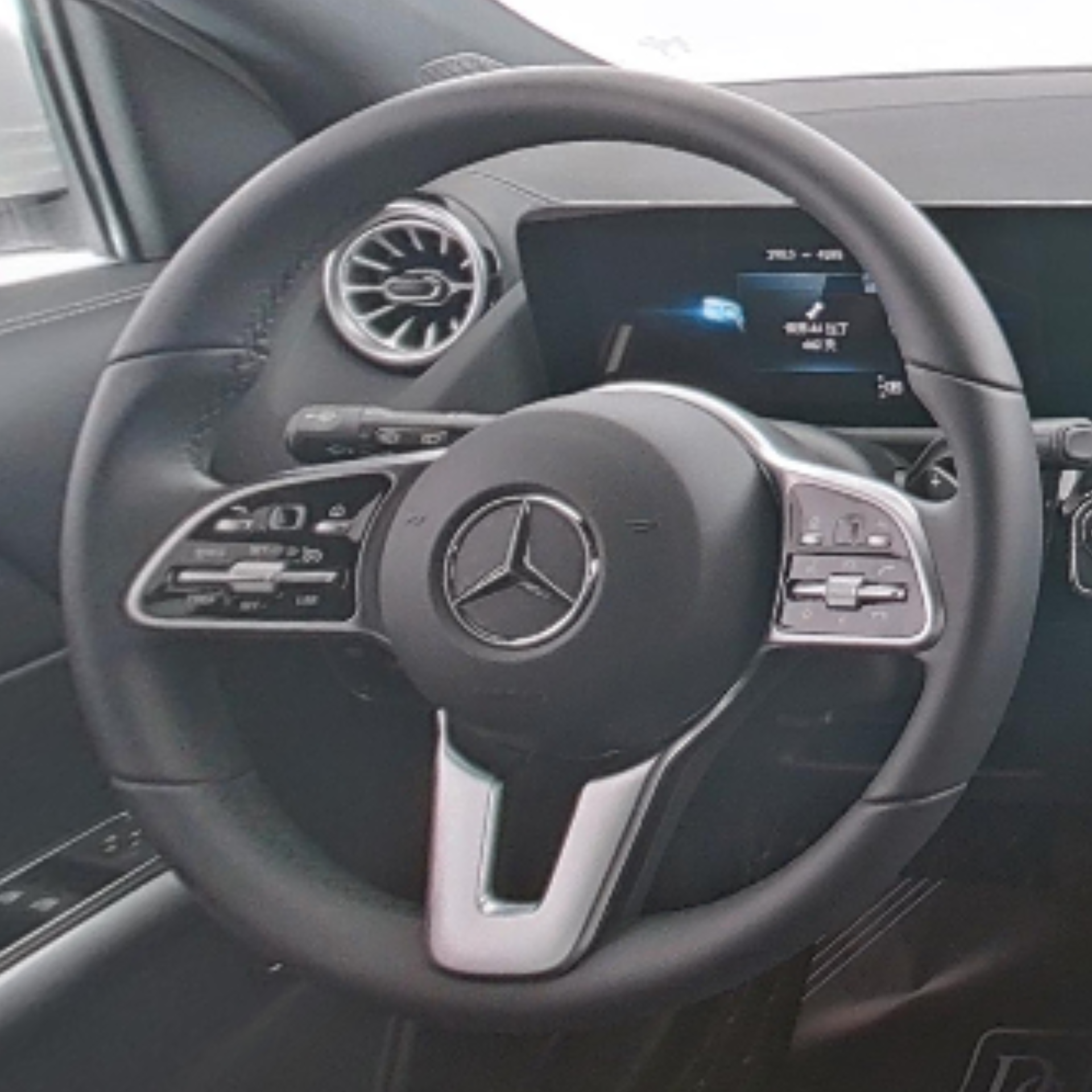 Mercedes Benz GLA 2023 — фото 10