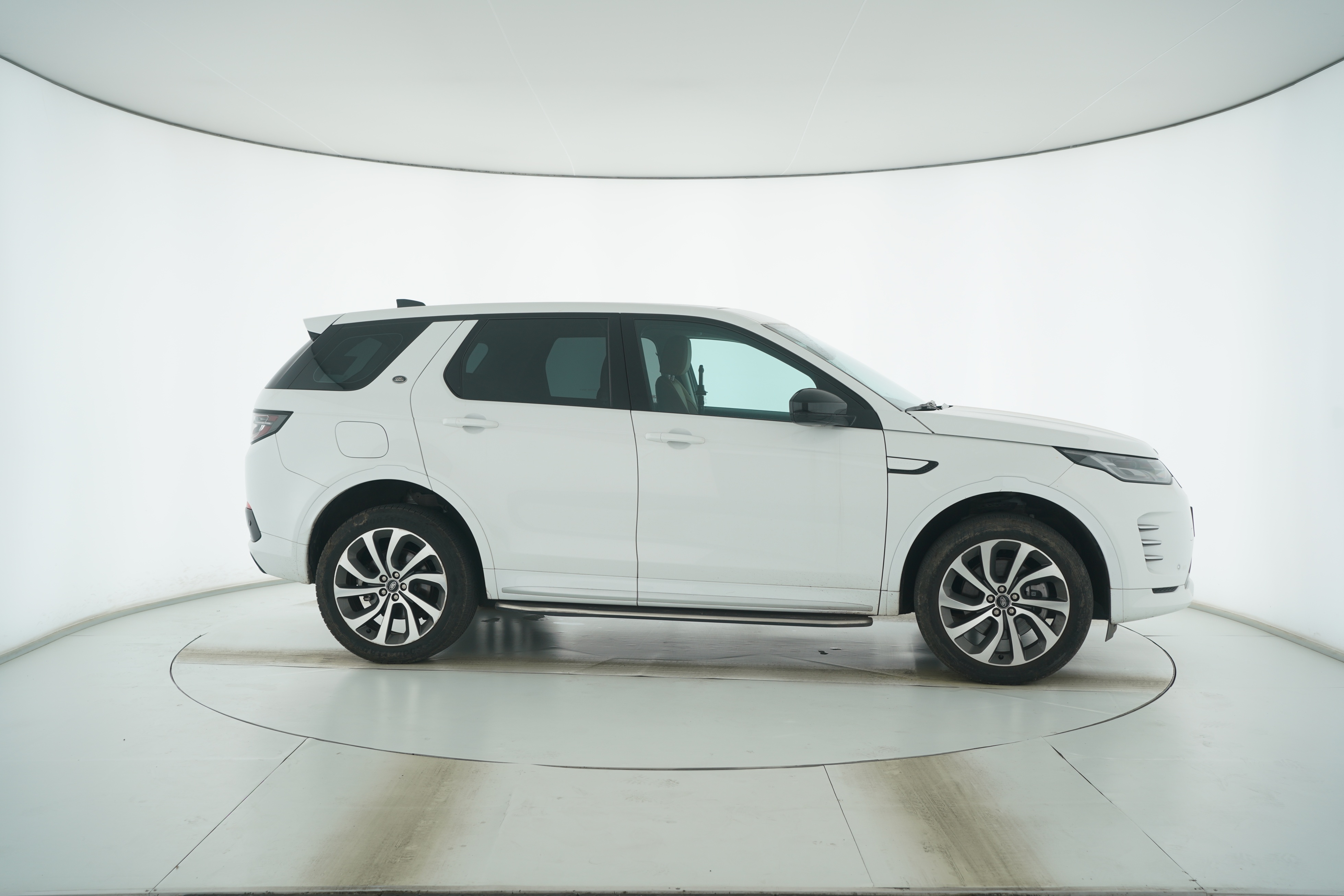 Land Rover Discover the Sport version of plug-in Hybrid 2023 — фото 8