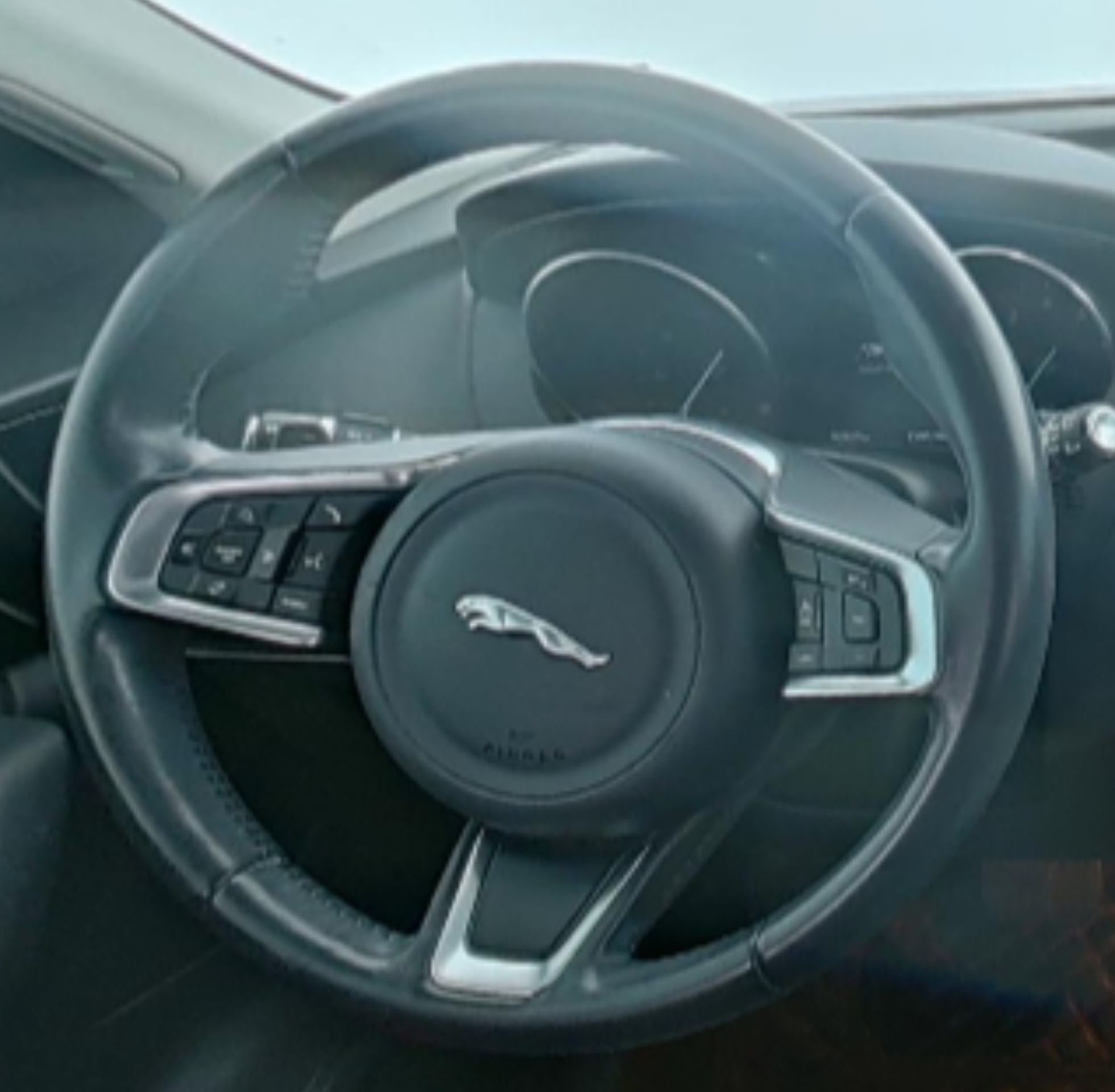 Jaguar F-PACE 2018 — фото 10
