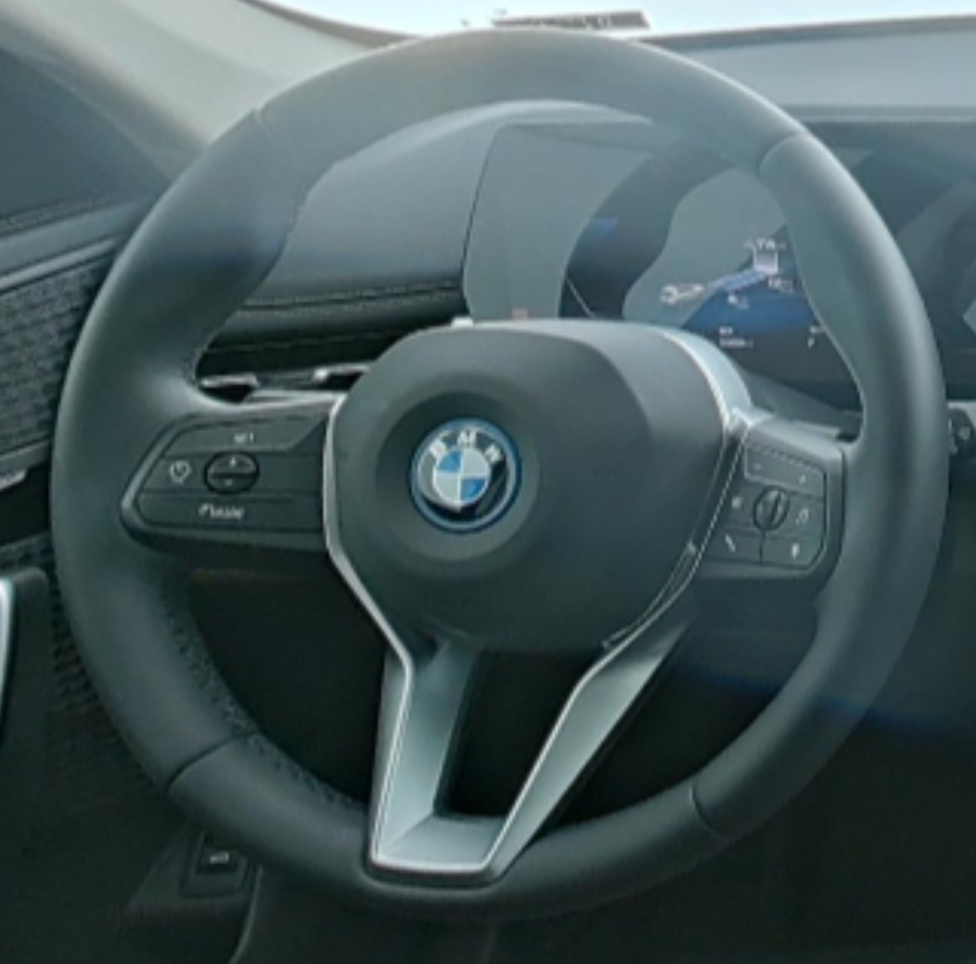 BMW iX1 2023 — фото 10