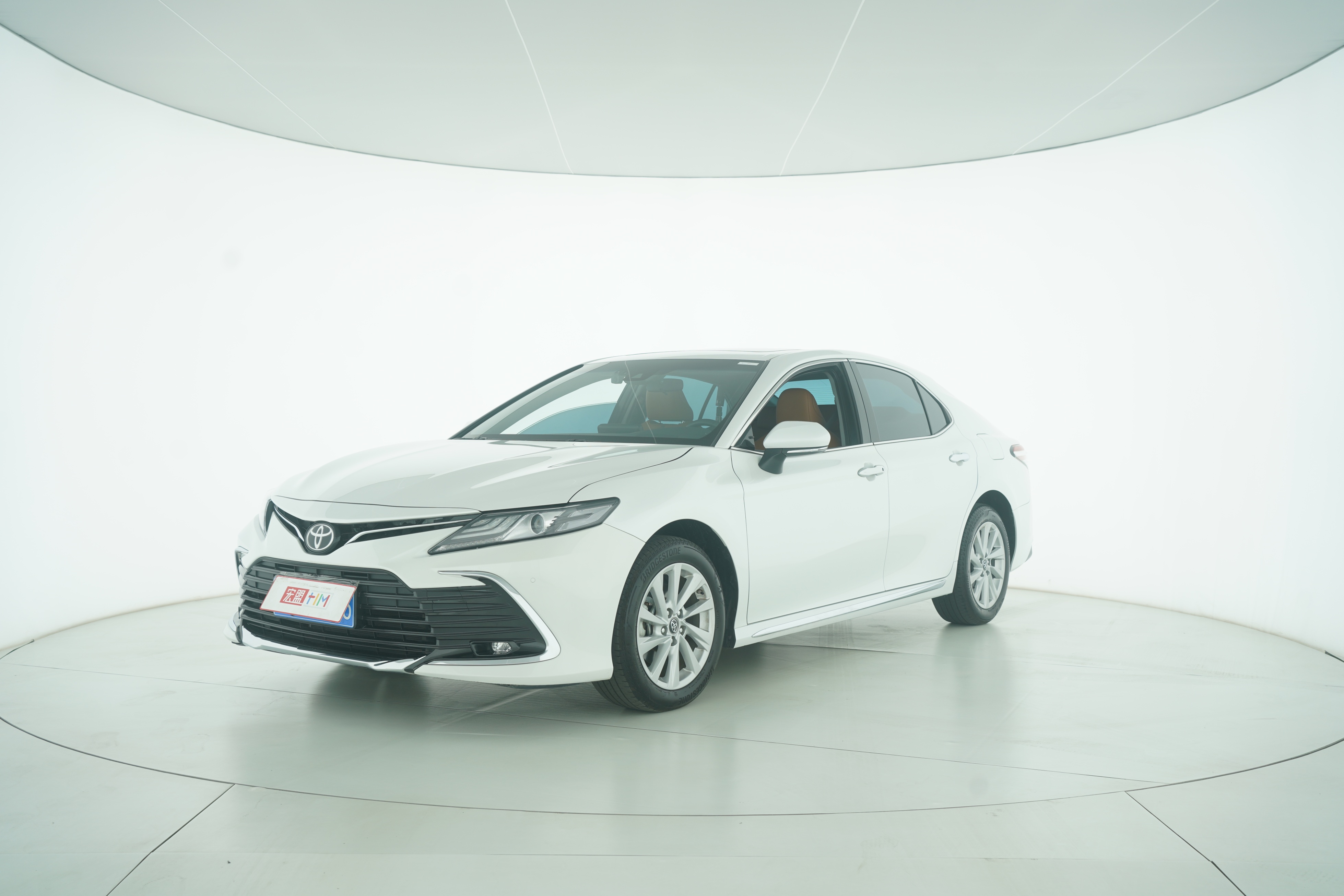 Toyota Camry 2023 — фото 1