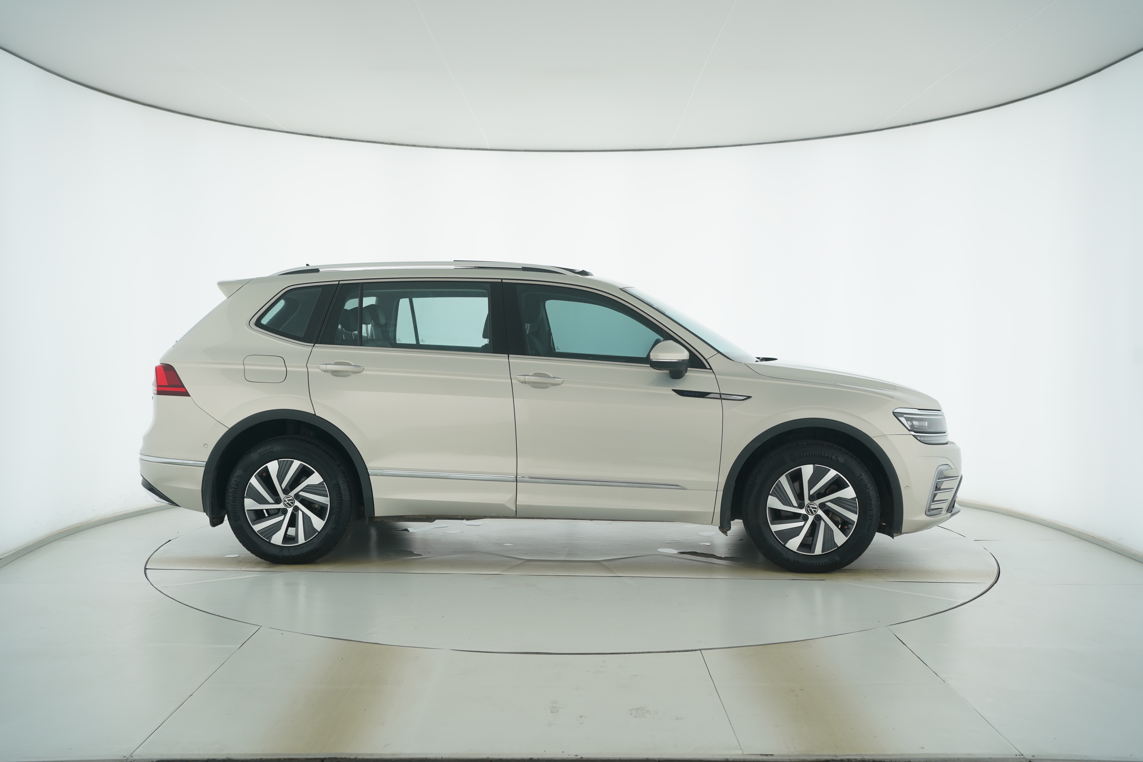 Volkswagen Tiguan L Plug-in Hybrid 2021 — фото 8