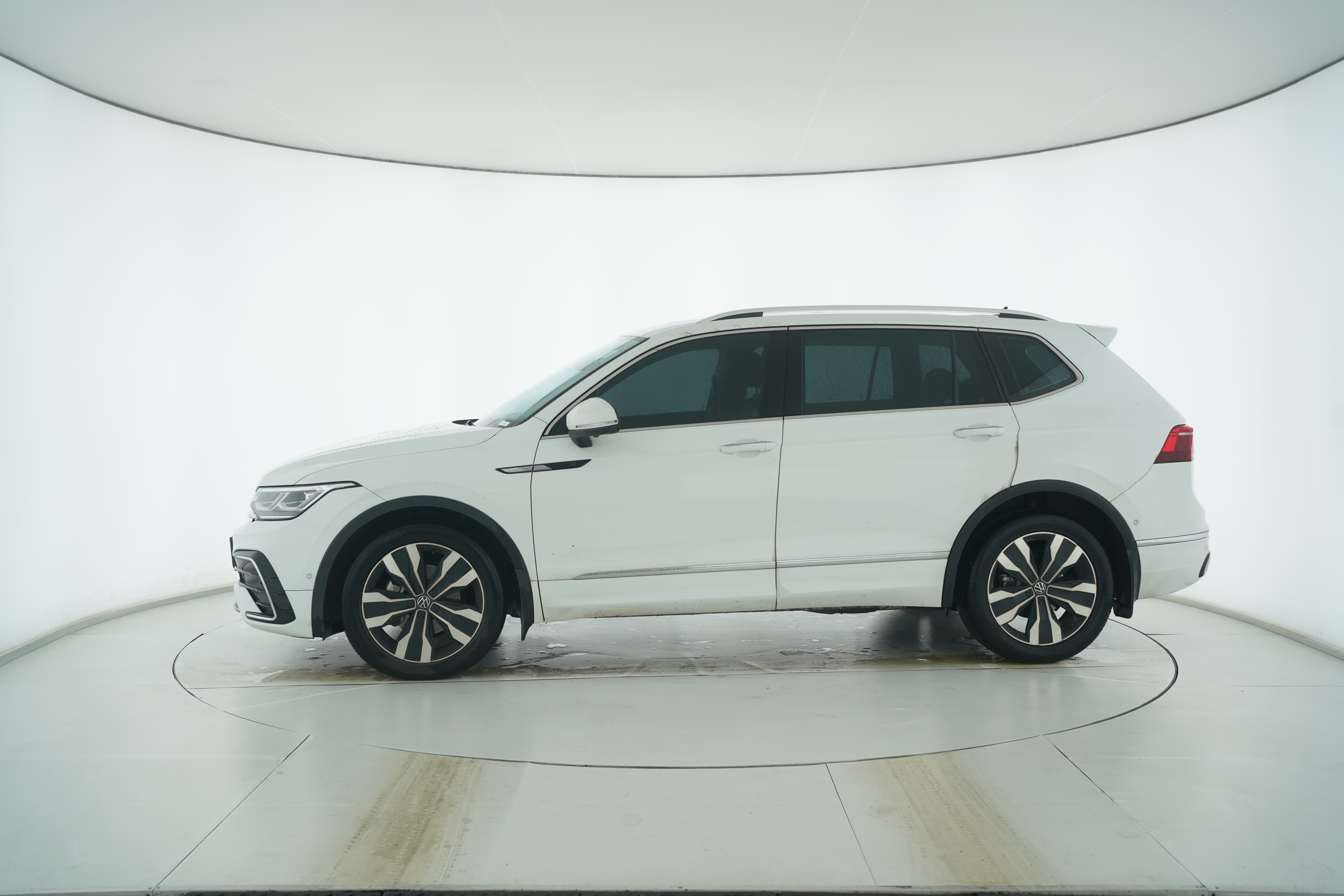 Volkswagen Tiguan L 2023 — фото 7