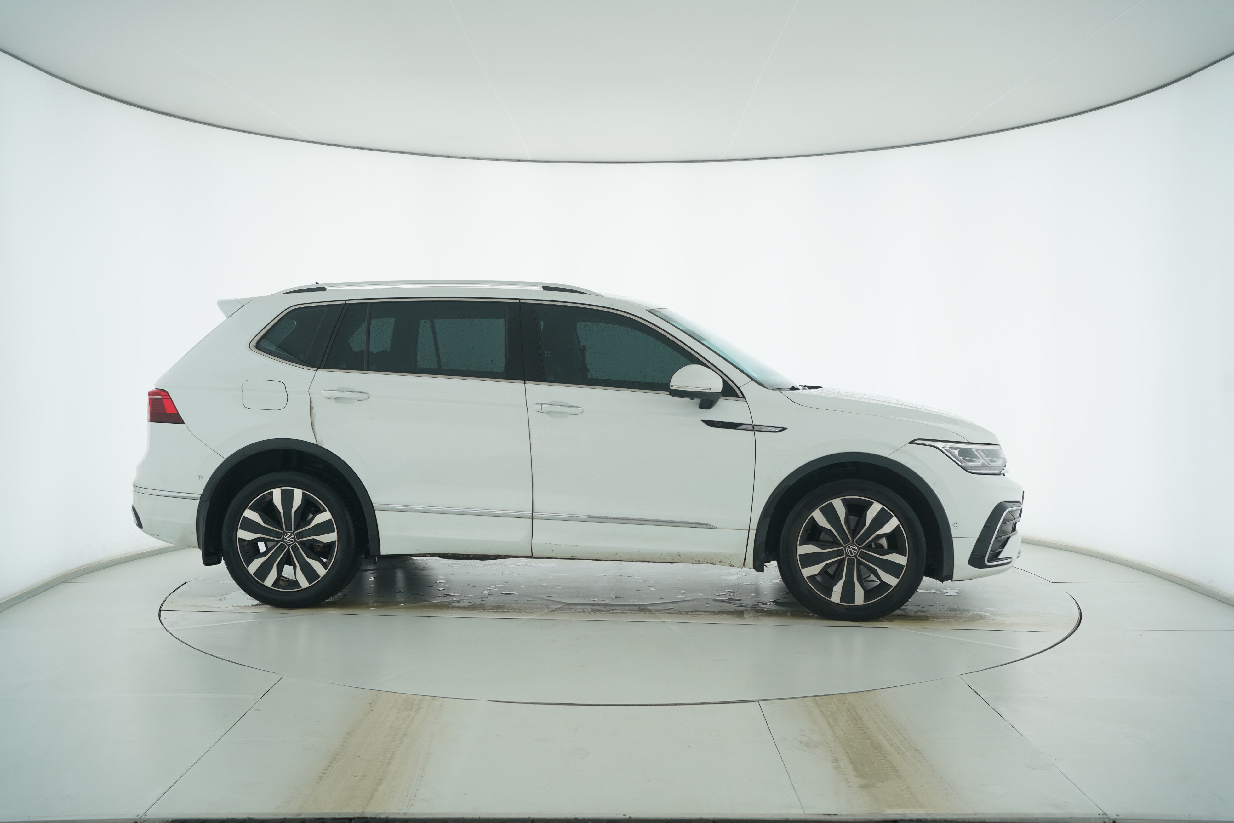 Volkswagen Tiguan L 2023 — фото 8