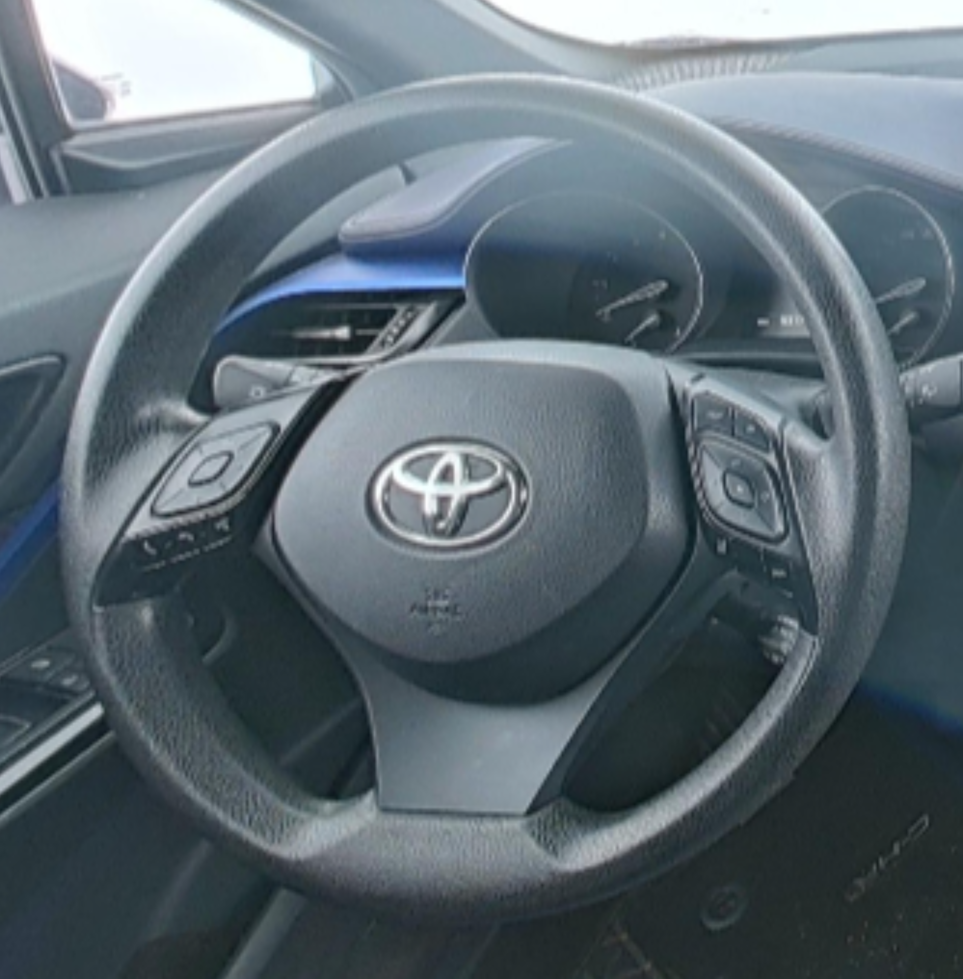 Toyota C-HR 2018 — фото 10
