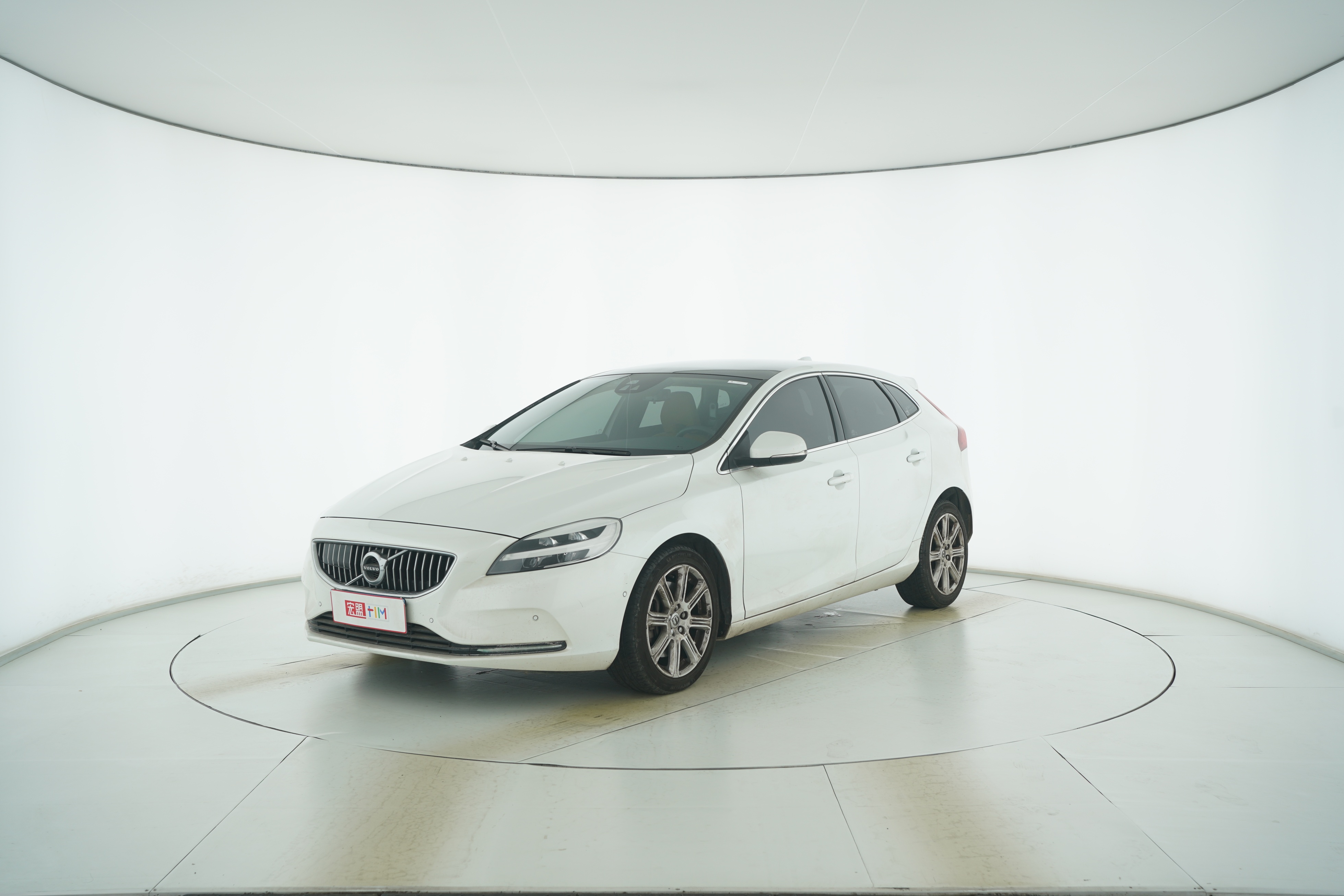 VOLVO V40 2017 — фото 1