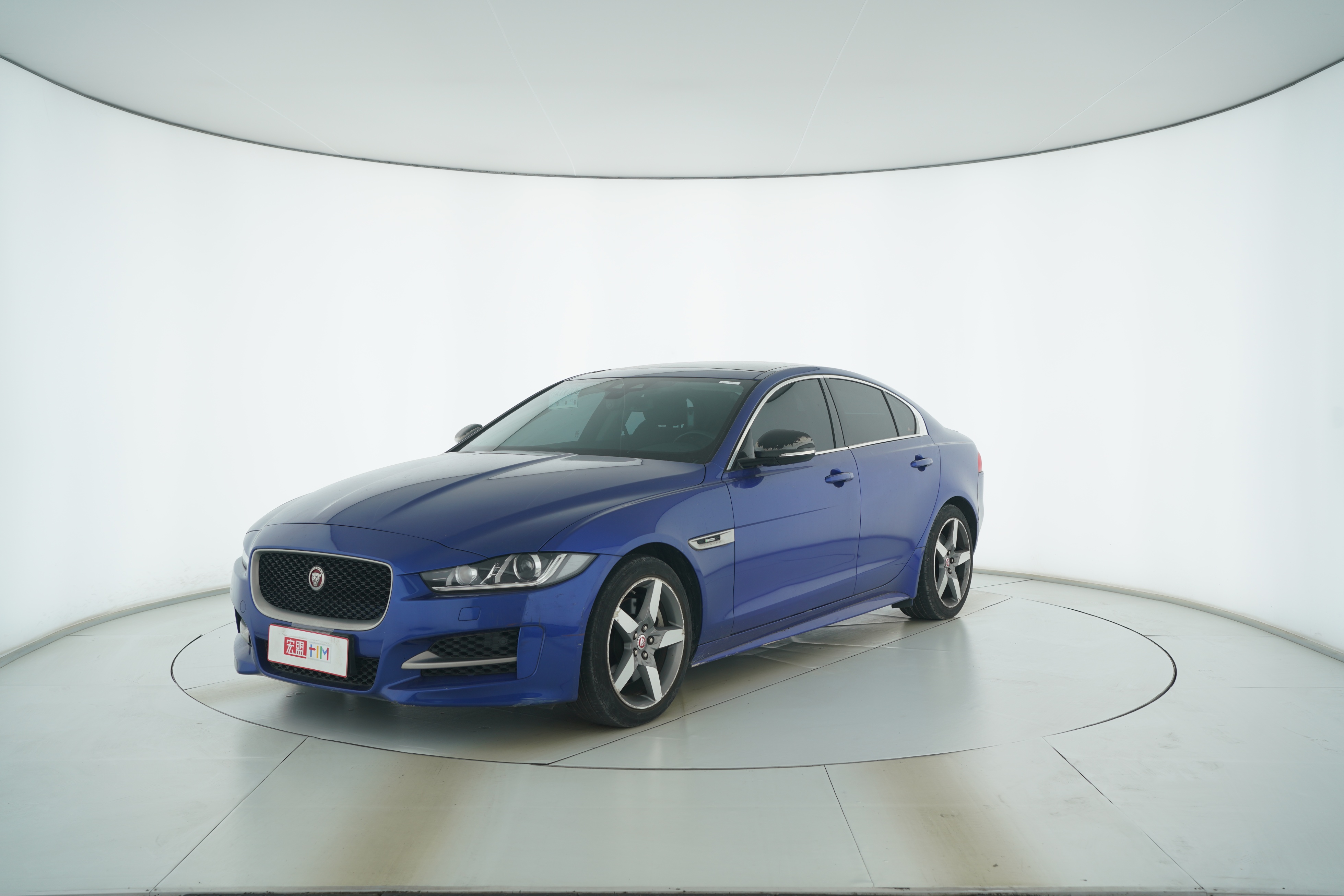Jaguar XE 2017 — фото 1