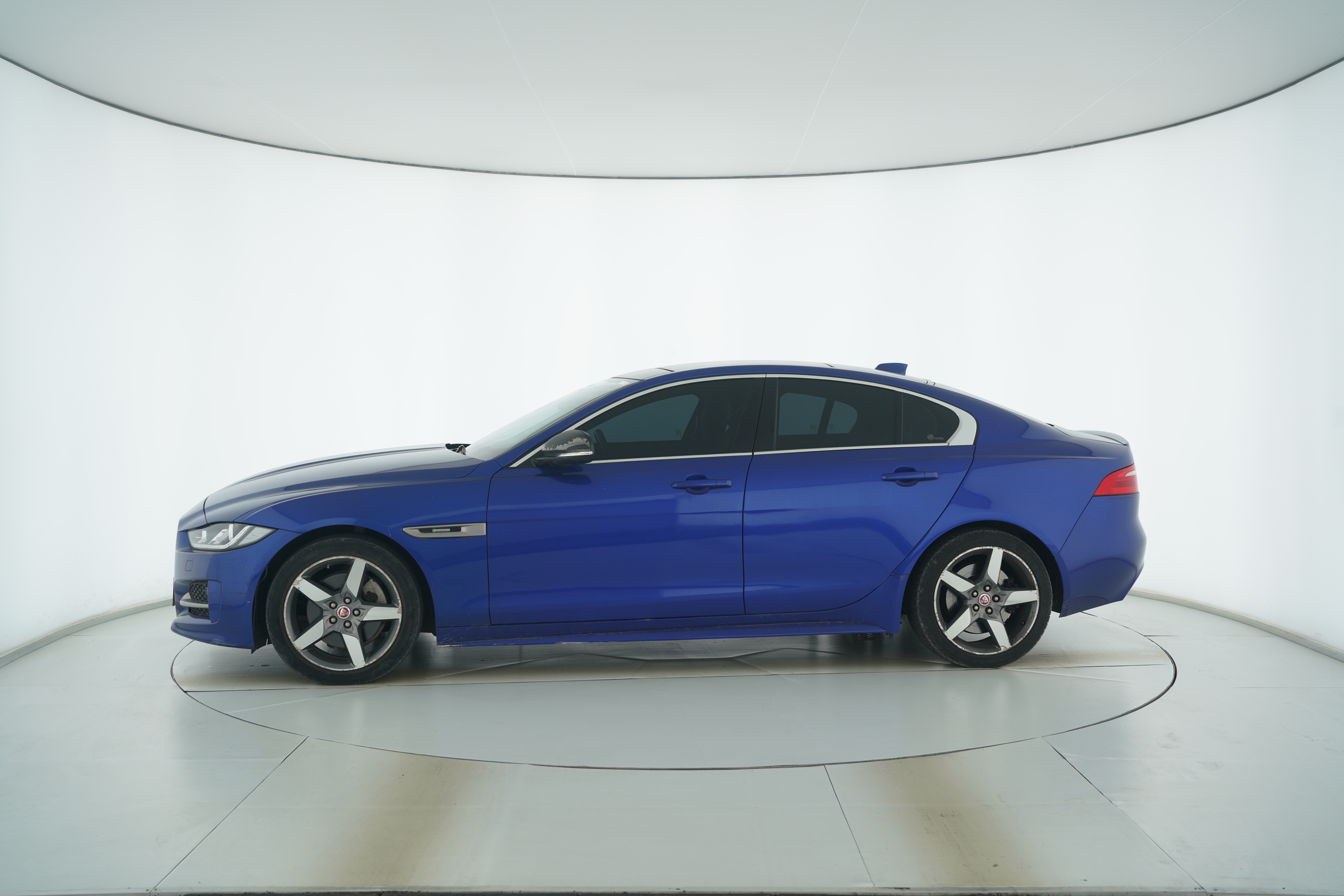 Jaguar XE 2017 — фото 7