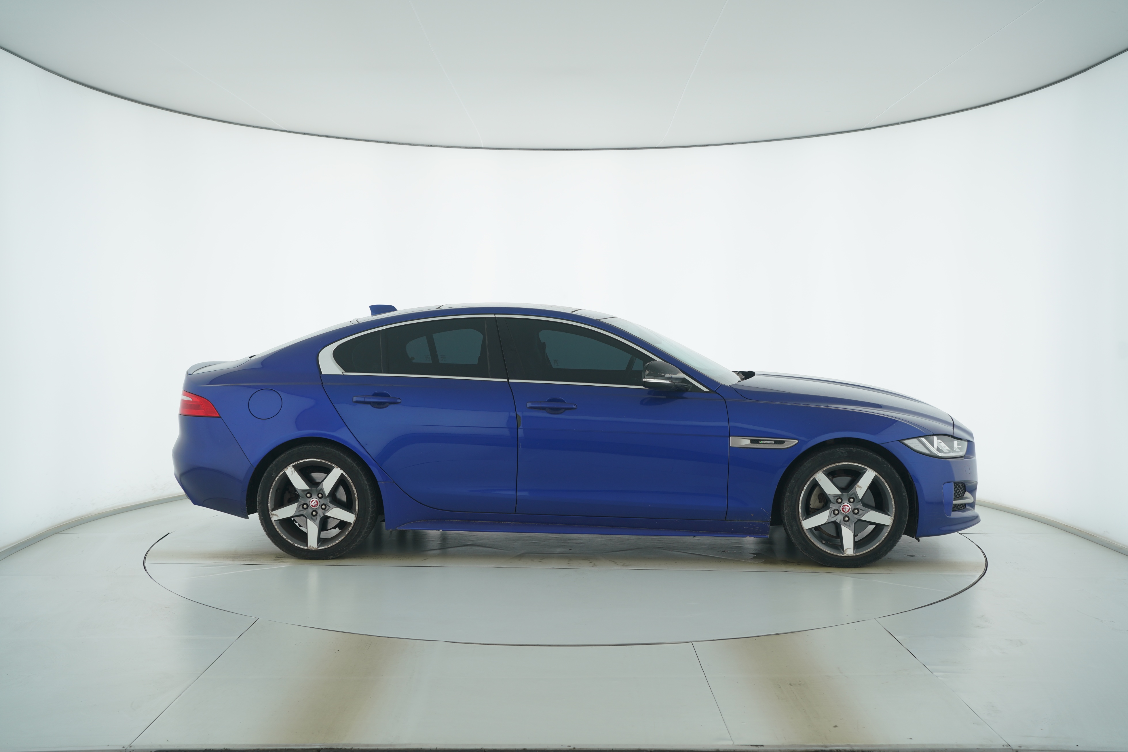 Jaguar XE 2017 — фото 8