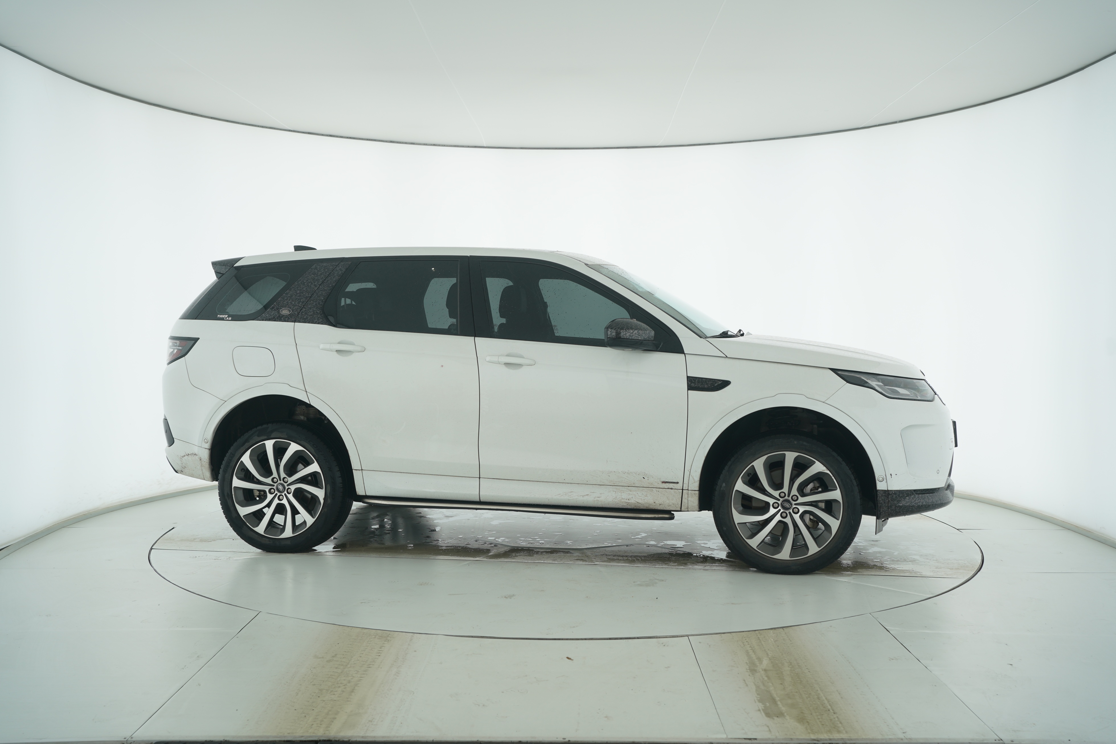 Land Rover Discover the Sport version of plug-in Hybrid 2021 — фото 8