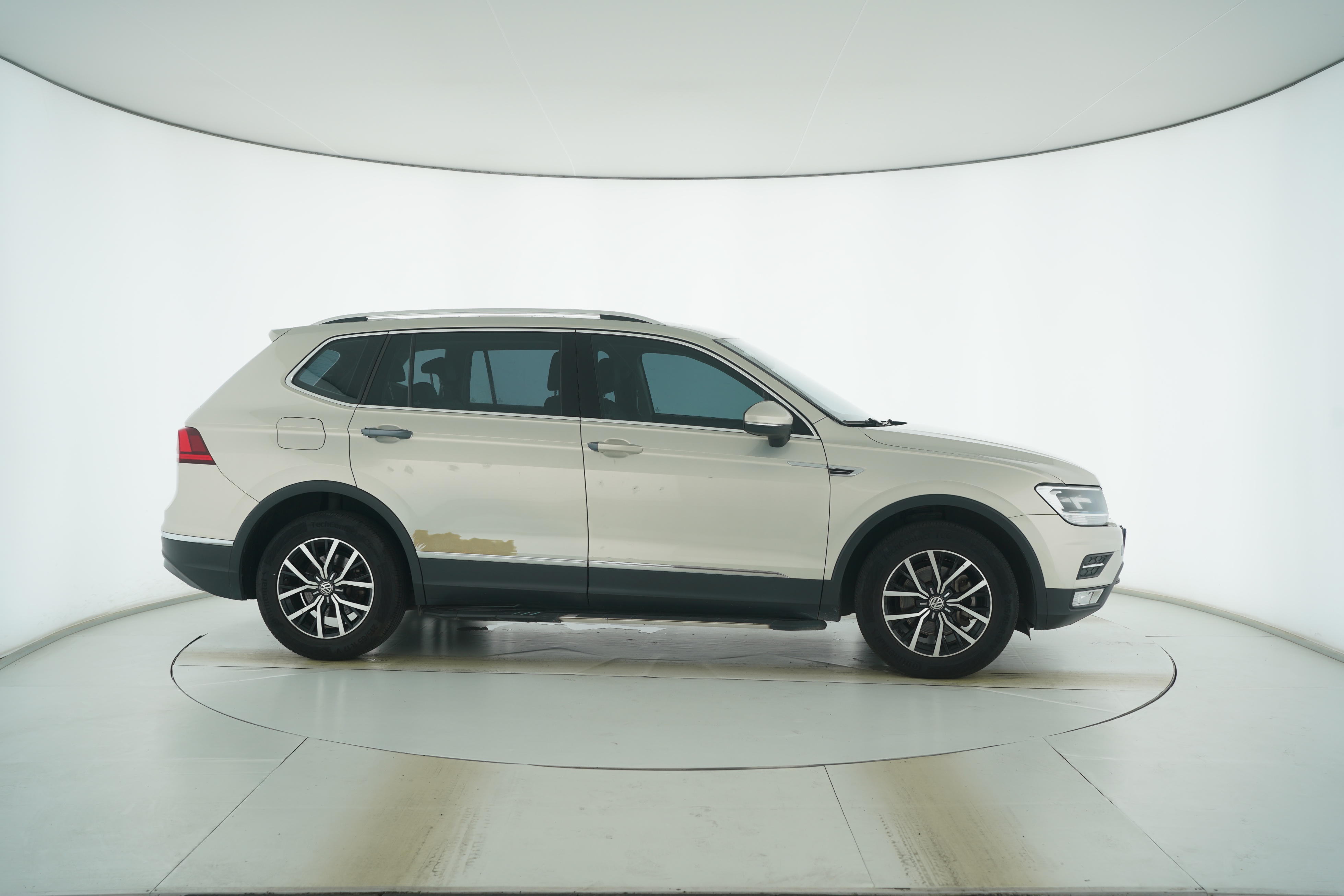 Volkswagen Tiguan L 2017 — фото 8