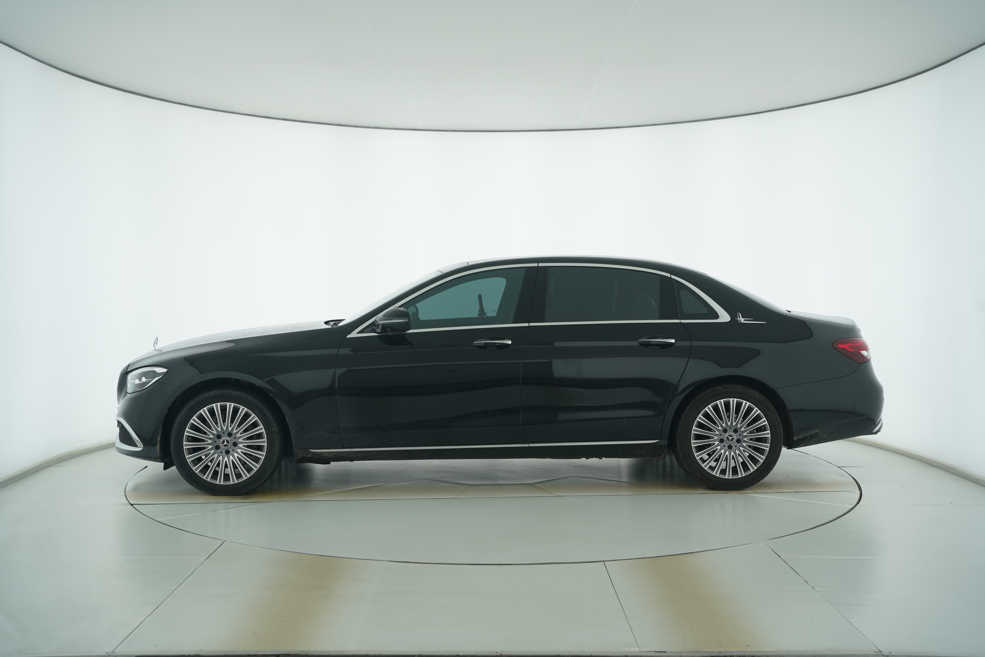 Mercedes Benz E-Class 2023 — фото 7