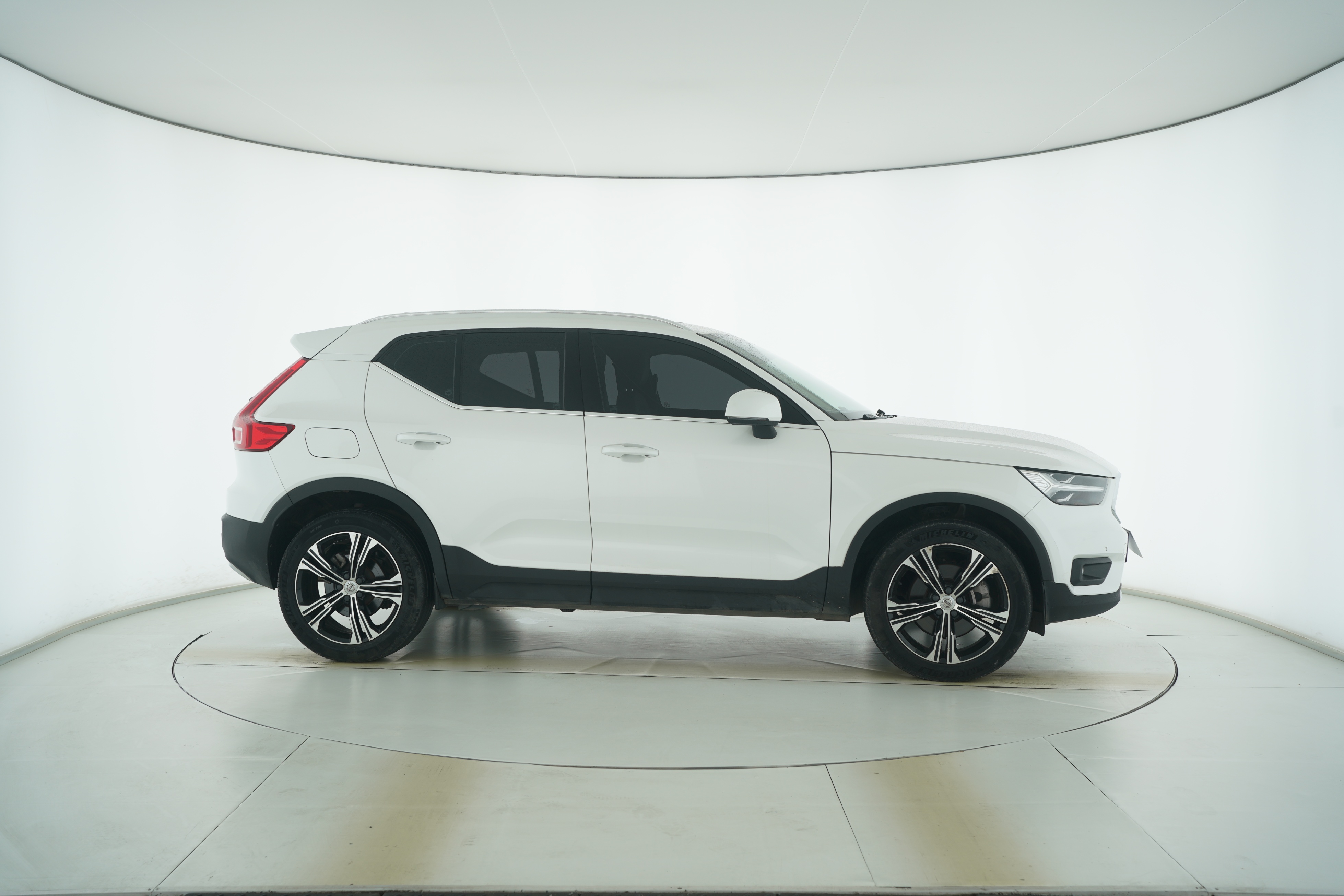 VOLVO XC40 2021 — фото 8