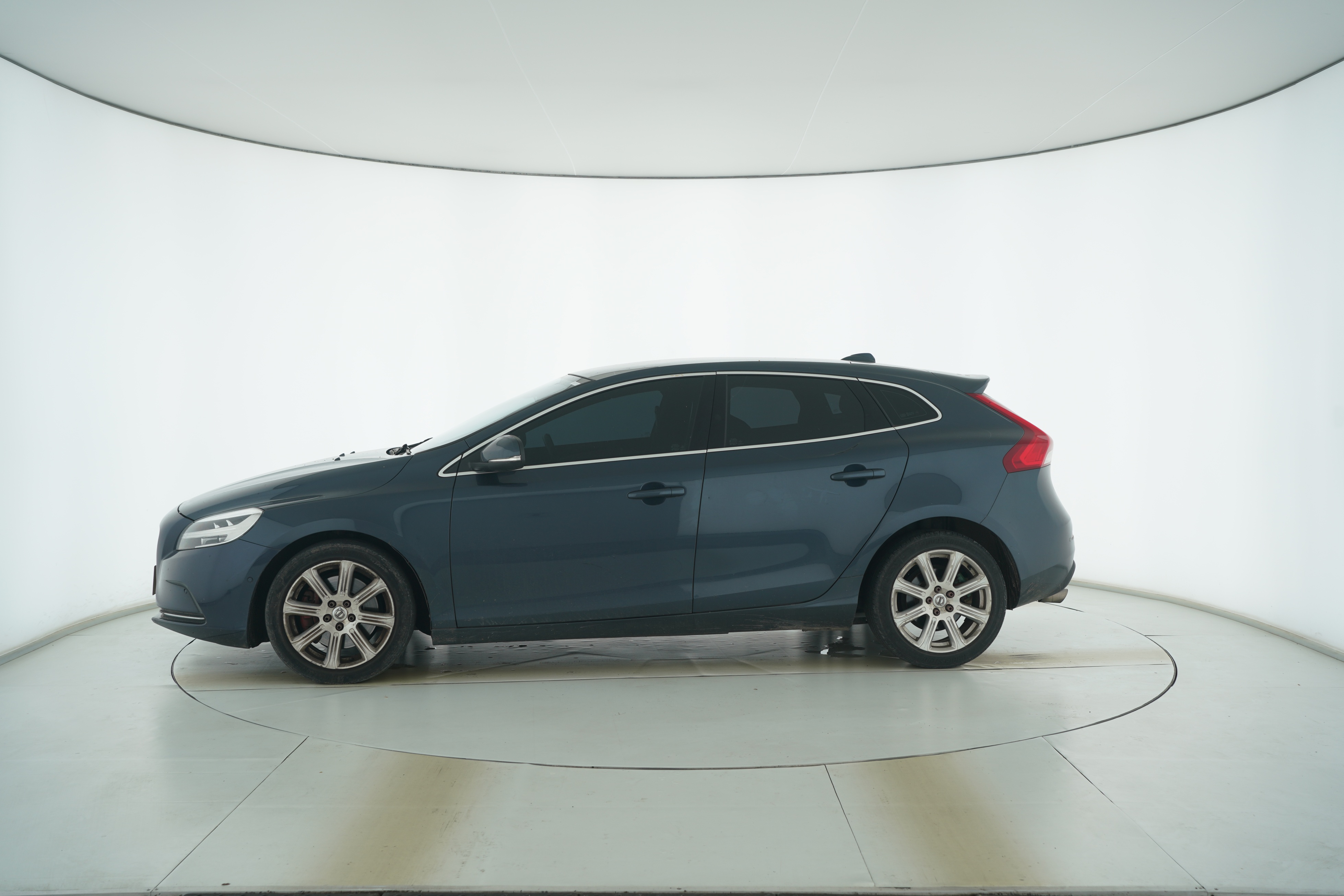 VOLVO V40 2017 — фото 7