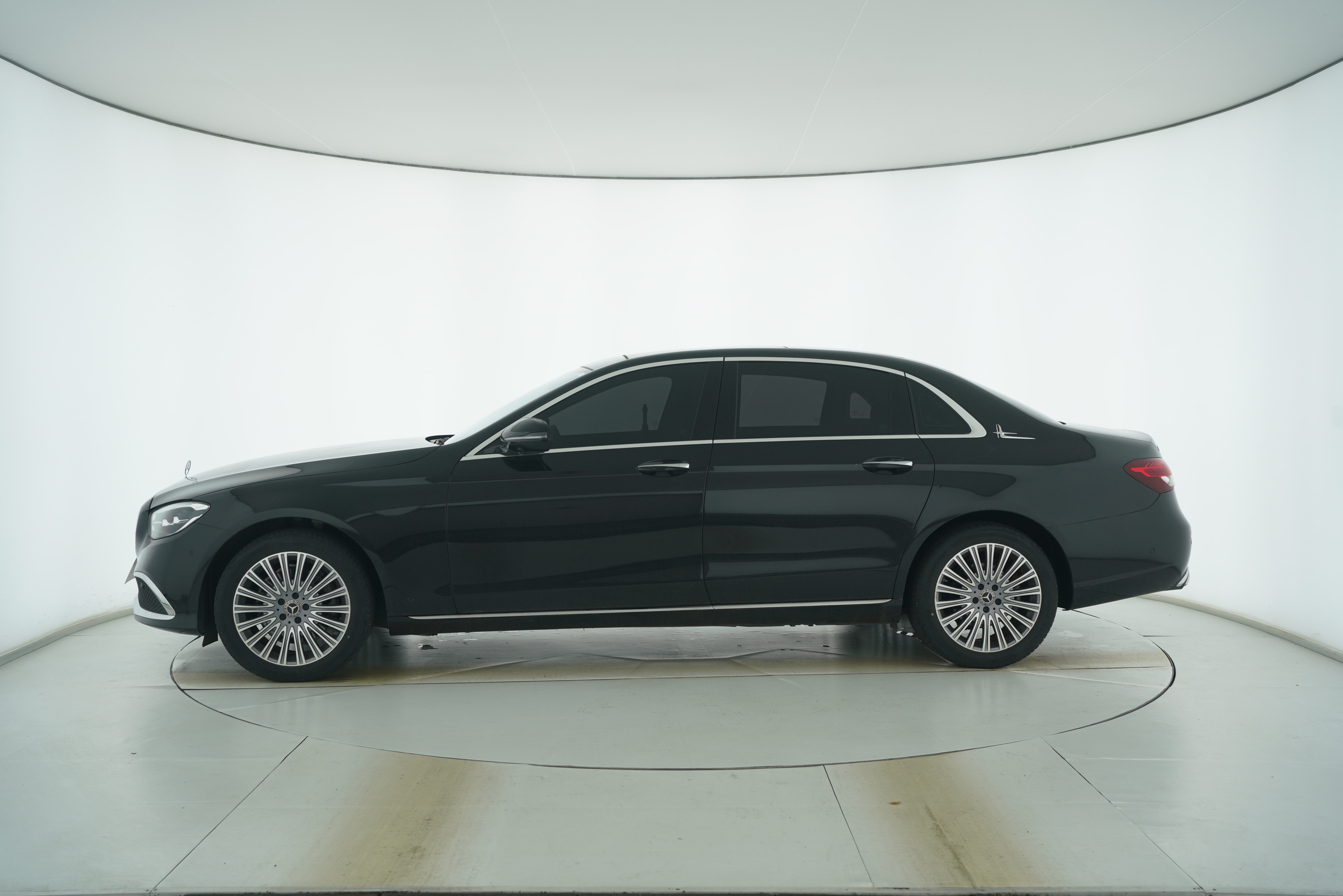 Mercedes Benz E-Class 2023 — фото 7