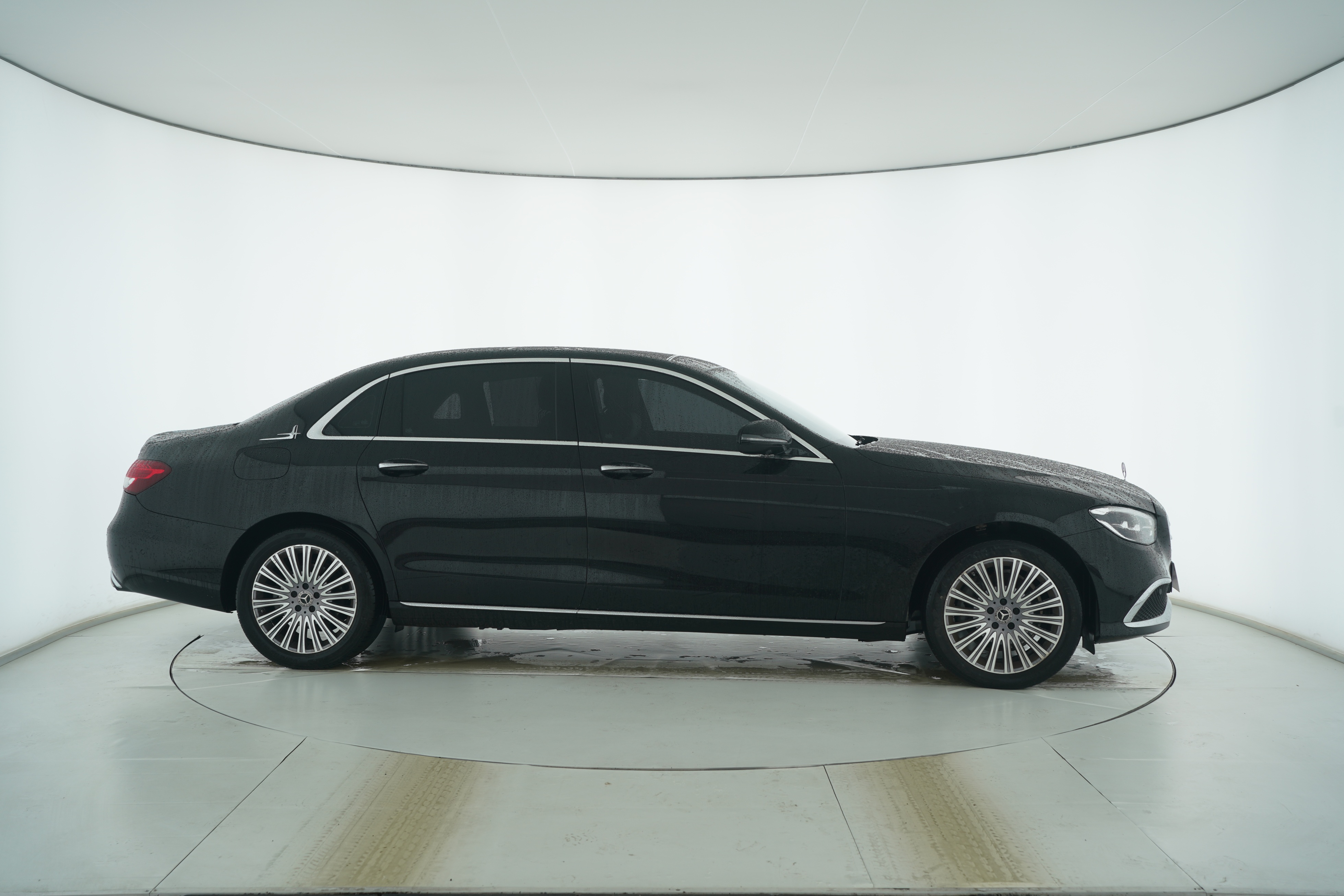 Mercedes Benz E-Class 2023 — фото 8