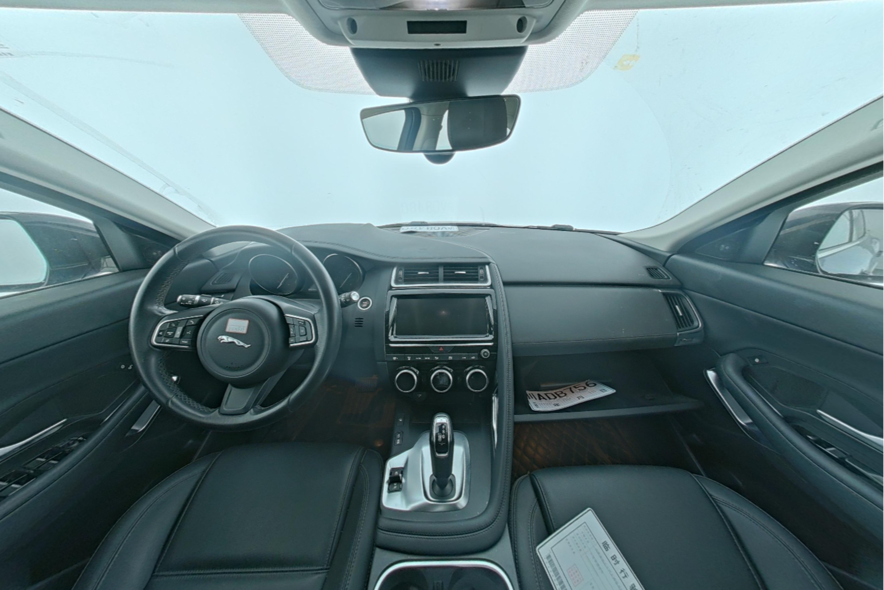 Jaguar E-PACE 2018 — фото 9