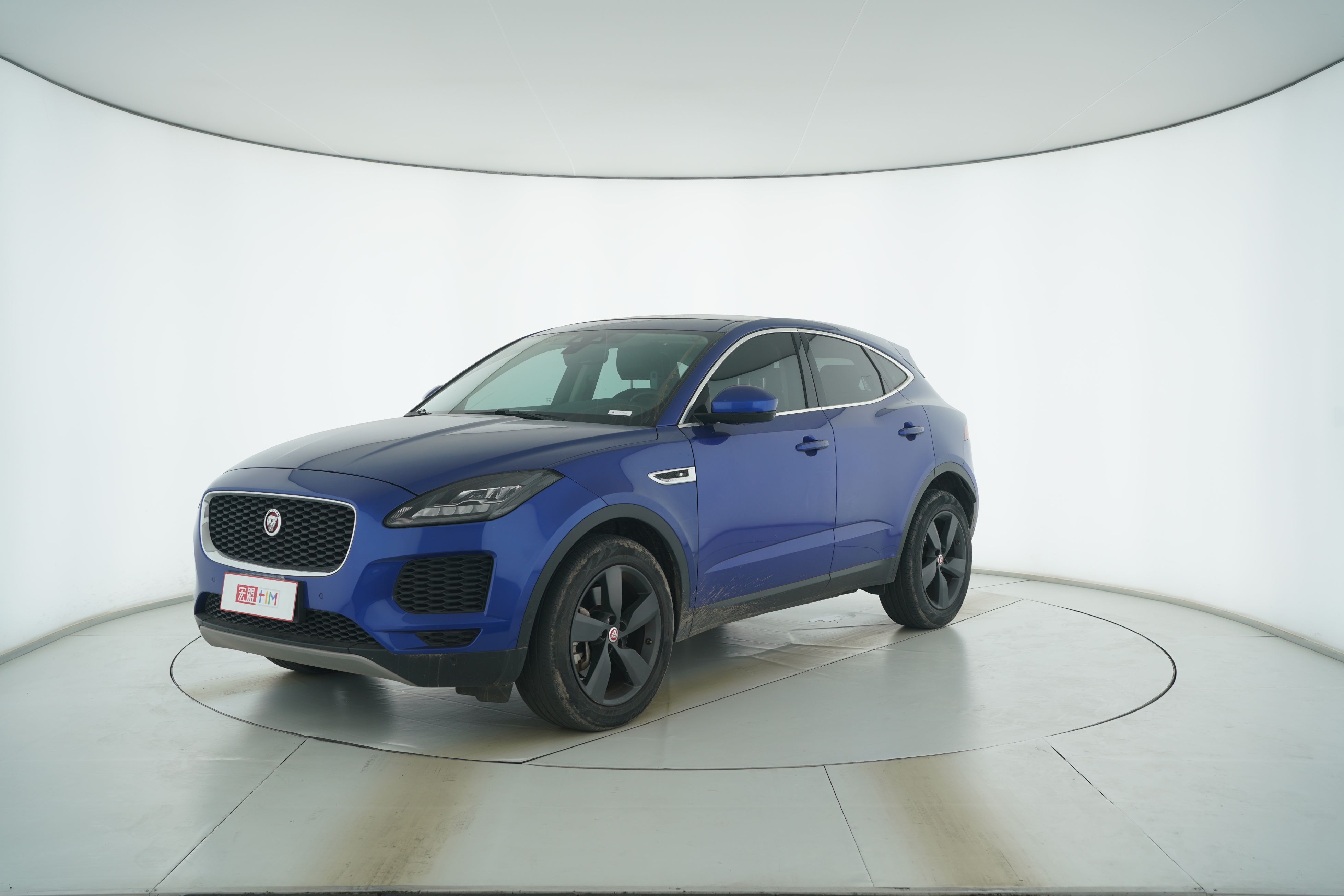 Jaguar E-PACE 2018 — фото 1