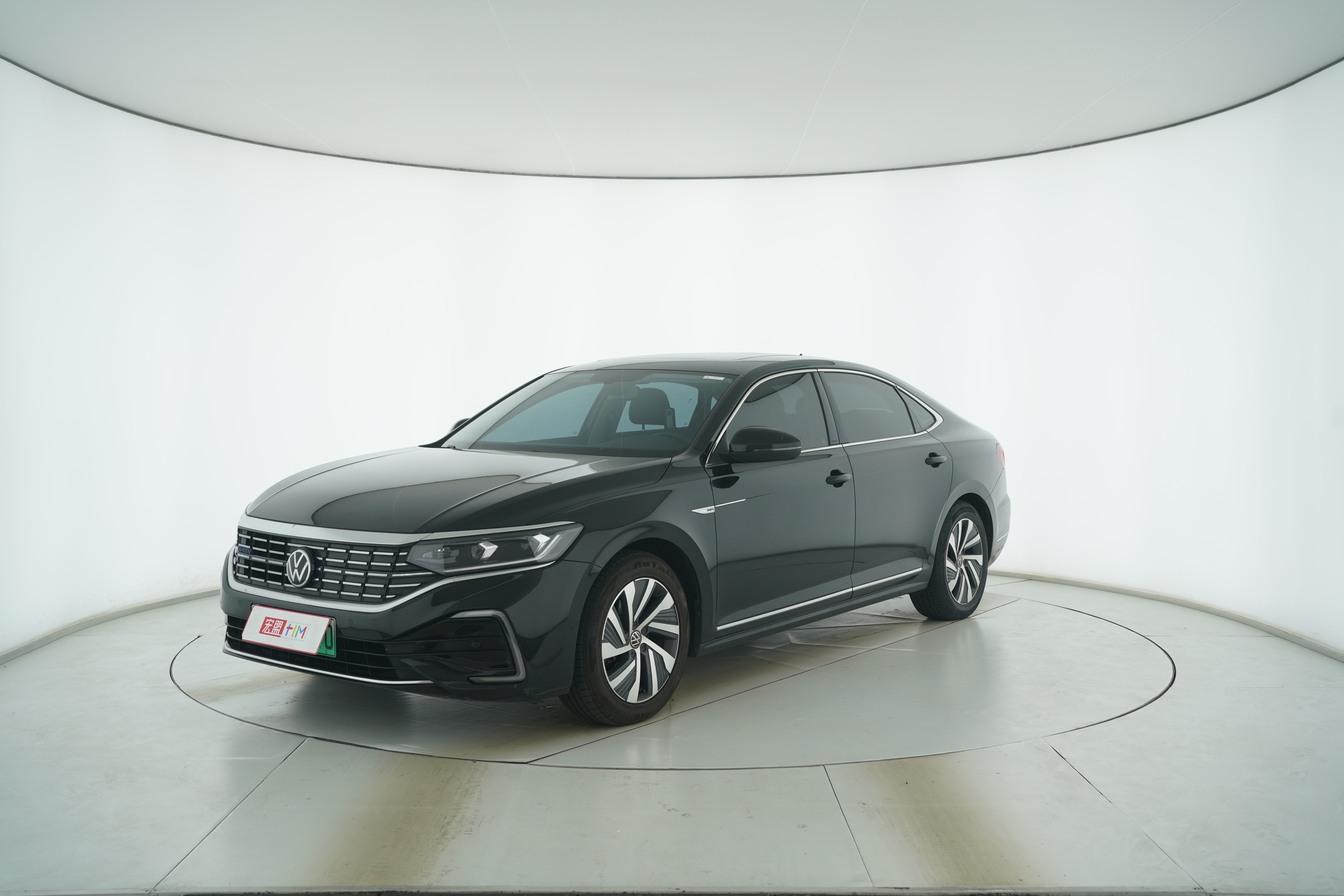 Volkswagen Passat Plug-in Hybrid 2023 — фото 1
