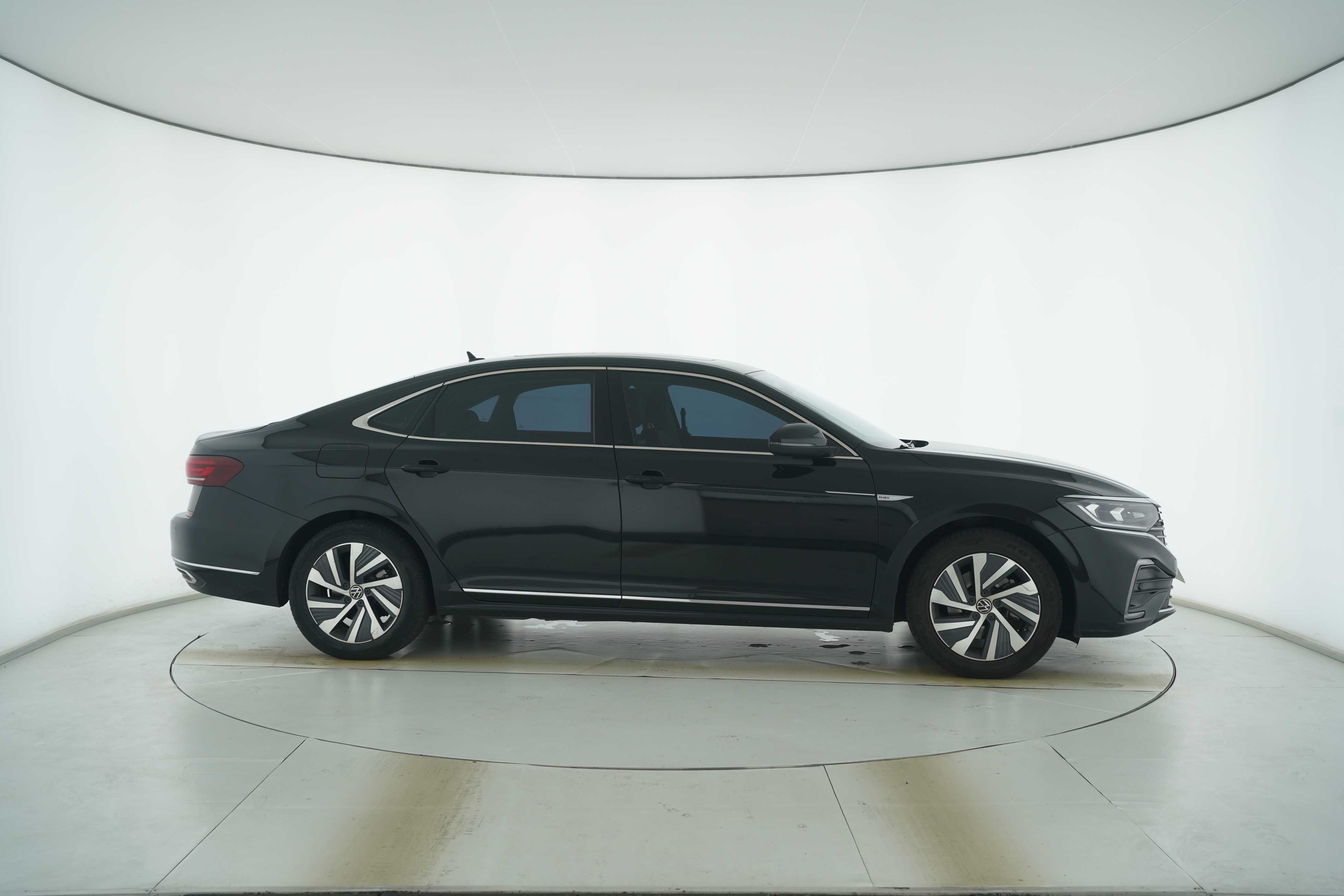 Volkswagen Passat Plug-in Hybrid 2023 — фото 8