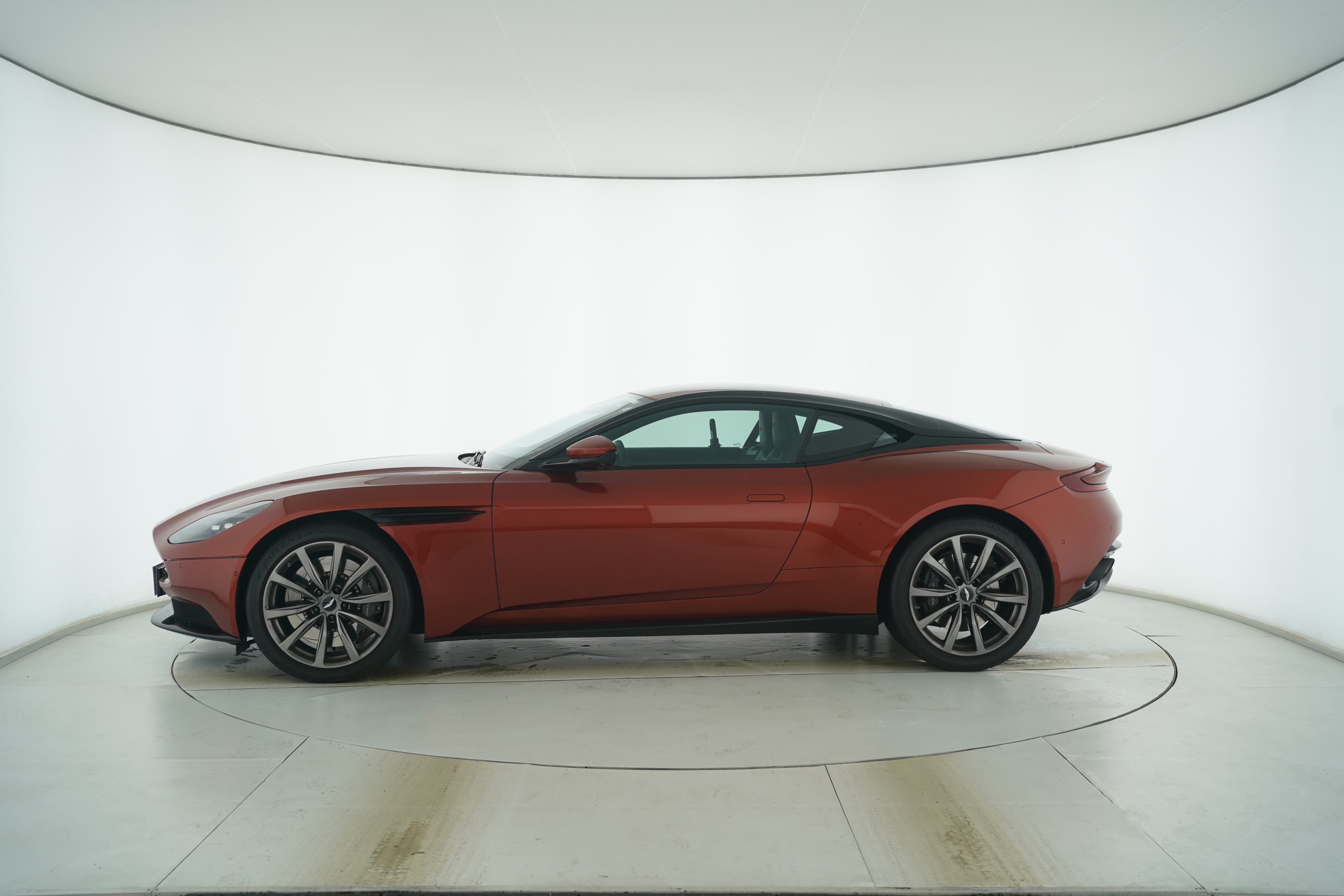 Aston Martin DB11 2017 — фото 7