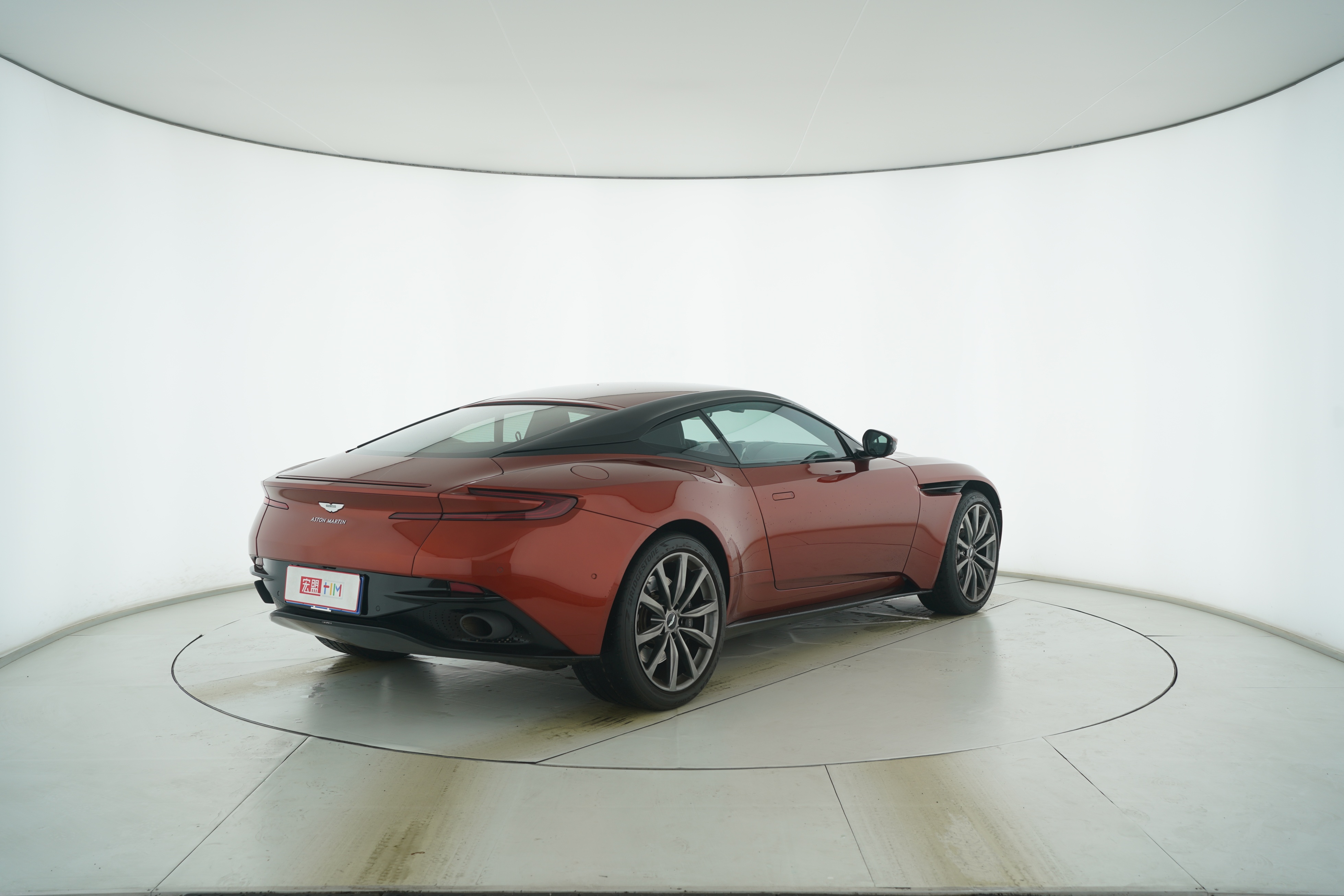 Aston Martin DB11 2017 — фото 4